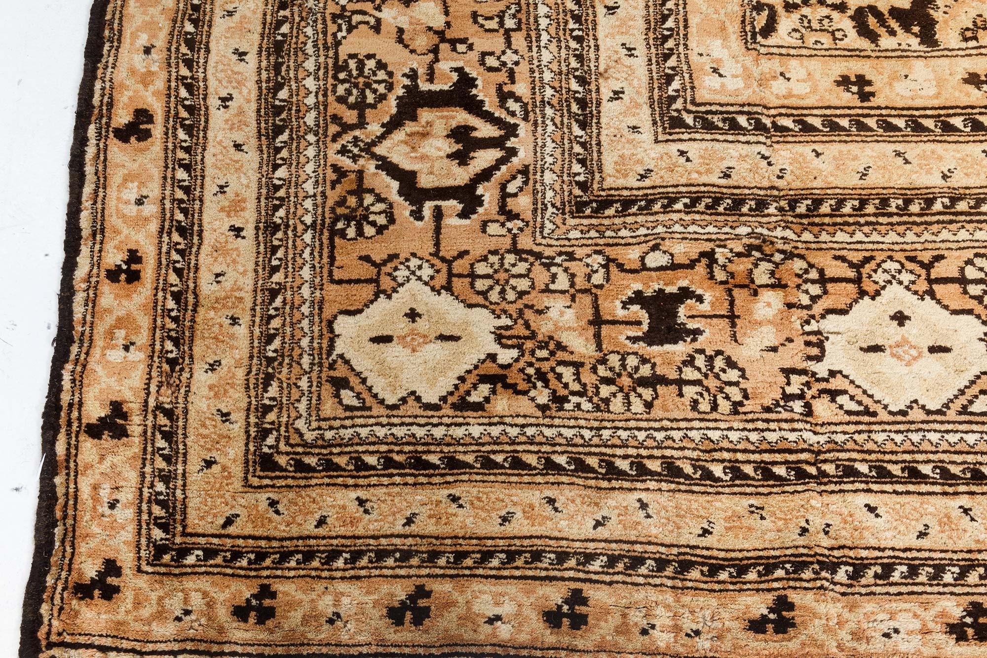 Vintage Indian Agra Botanic Handmade Wool Rug In Good Condition For Sale In New York, NY