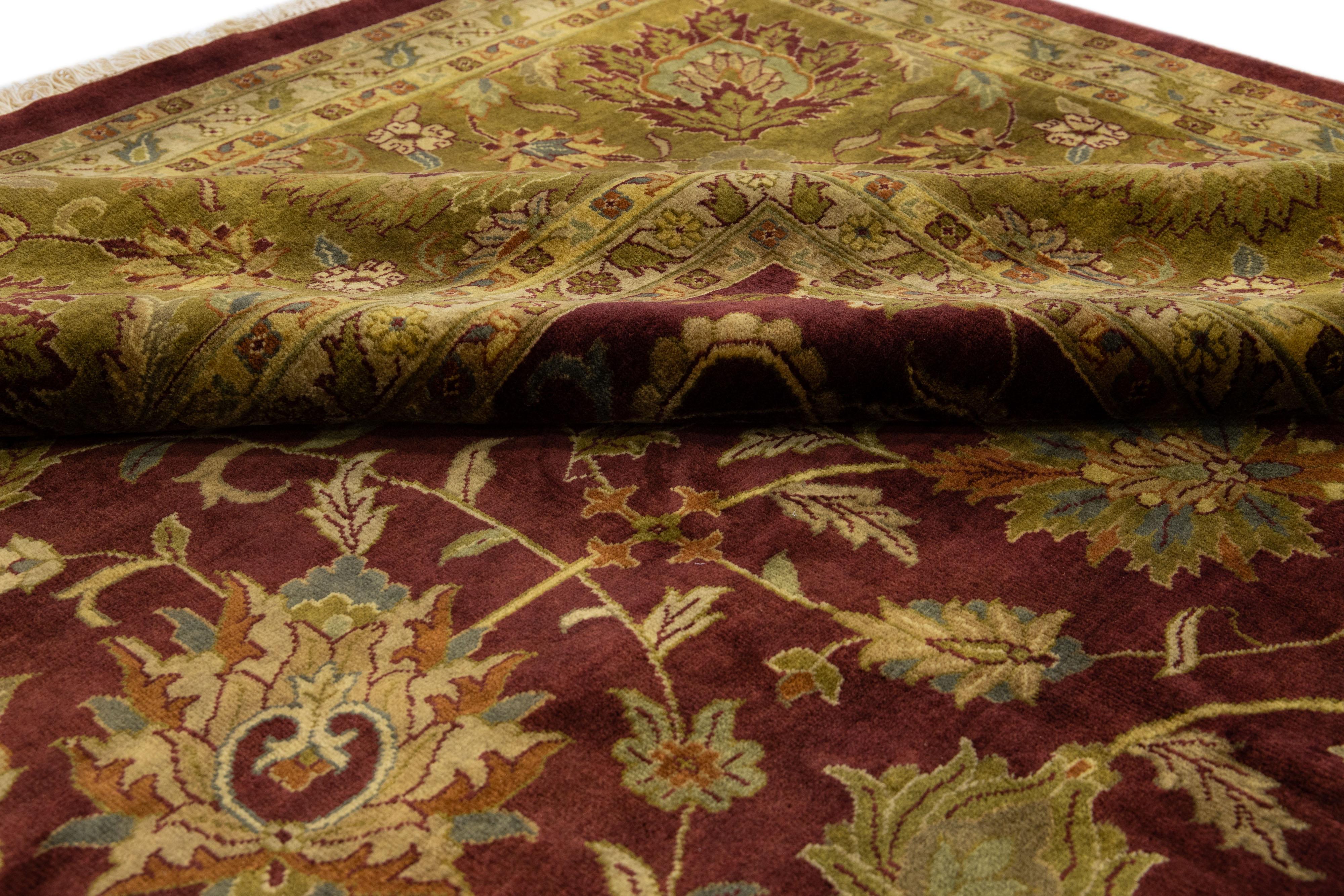 Tapis indien Agra vintage en laine bourgogne fait à la main avec motif sur toute sa surface Bon état - En vente à Norwalk, CT