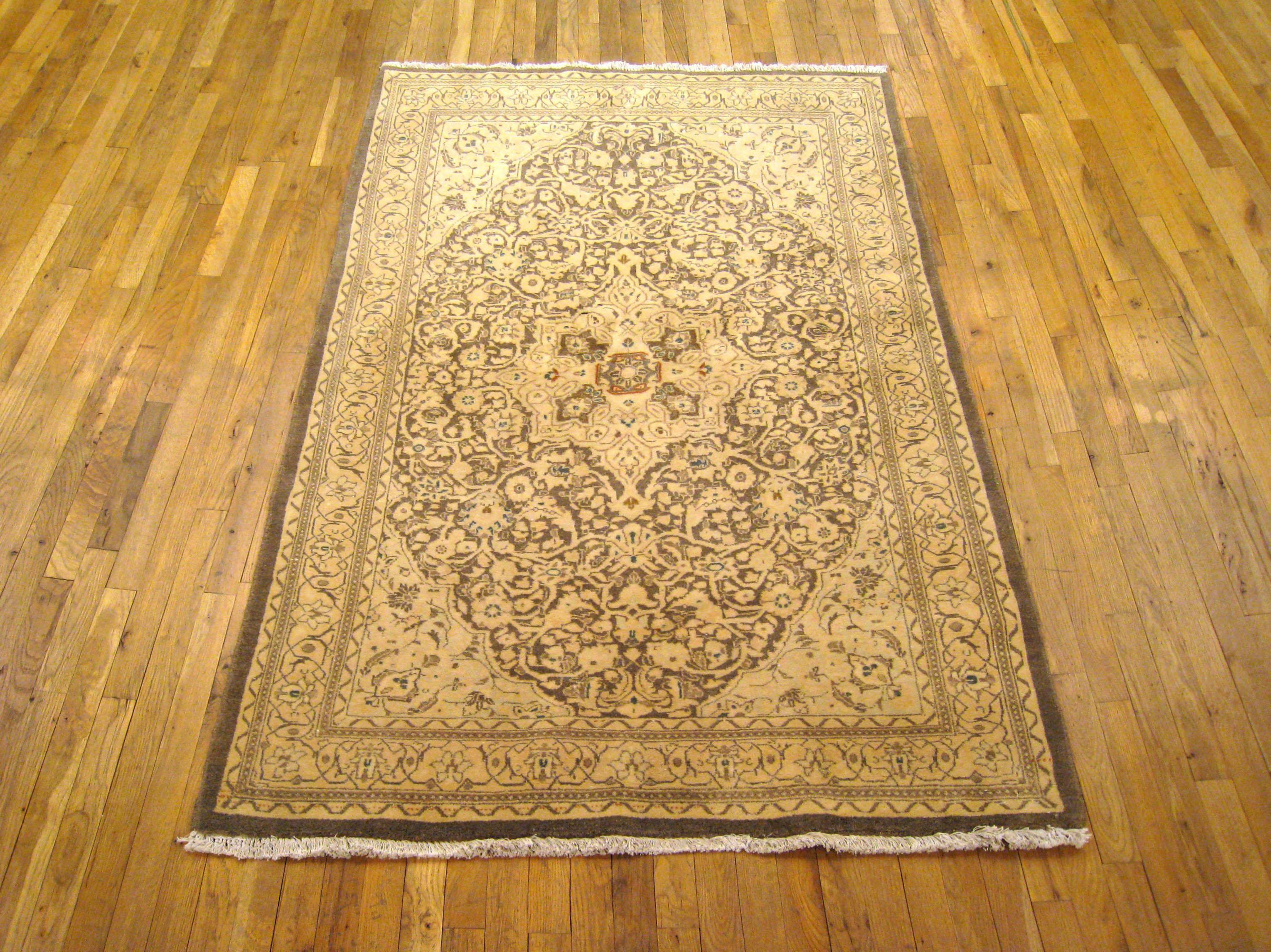 A vintage Indian Agra oriental carpet, size 7'0