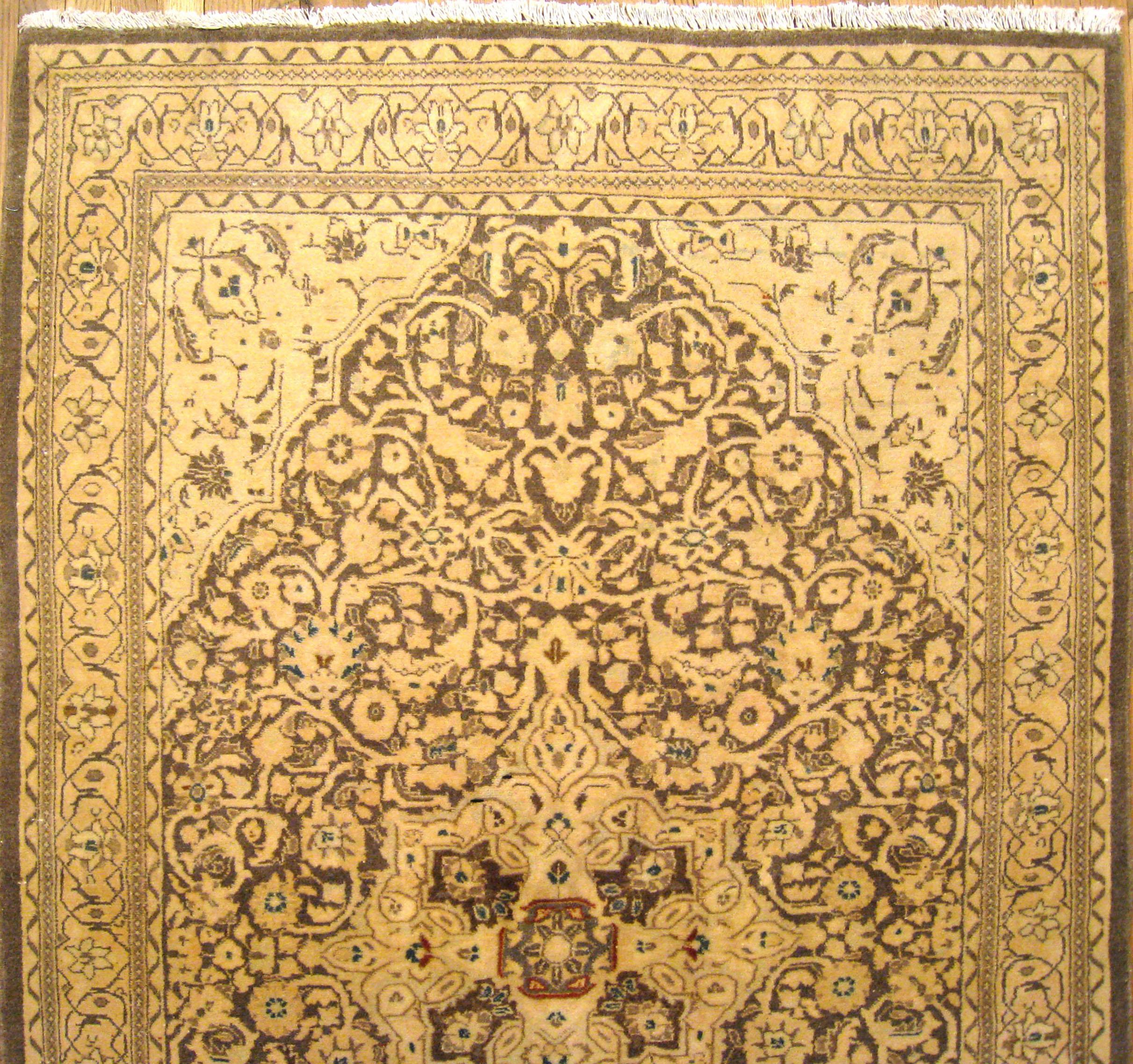 Indischer Agra- Orientalischer Vintage-Teppich, in kleiner Größe, fein gewebt und weiche Farben, indisch im Zustand „Gut“ im Angebot in New York, NY