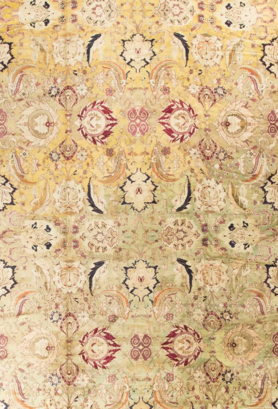 Un tapis indien Agra en laine tissé à la main, datant des années 1940. Un design léger et intéressant et une combinaison de couleurs contribuent à faire de ce tapis une pièce qui apportera légèreté et importance à une pièce.