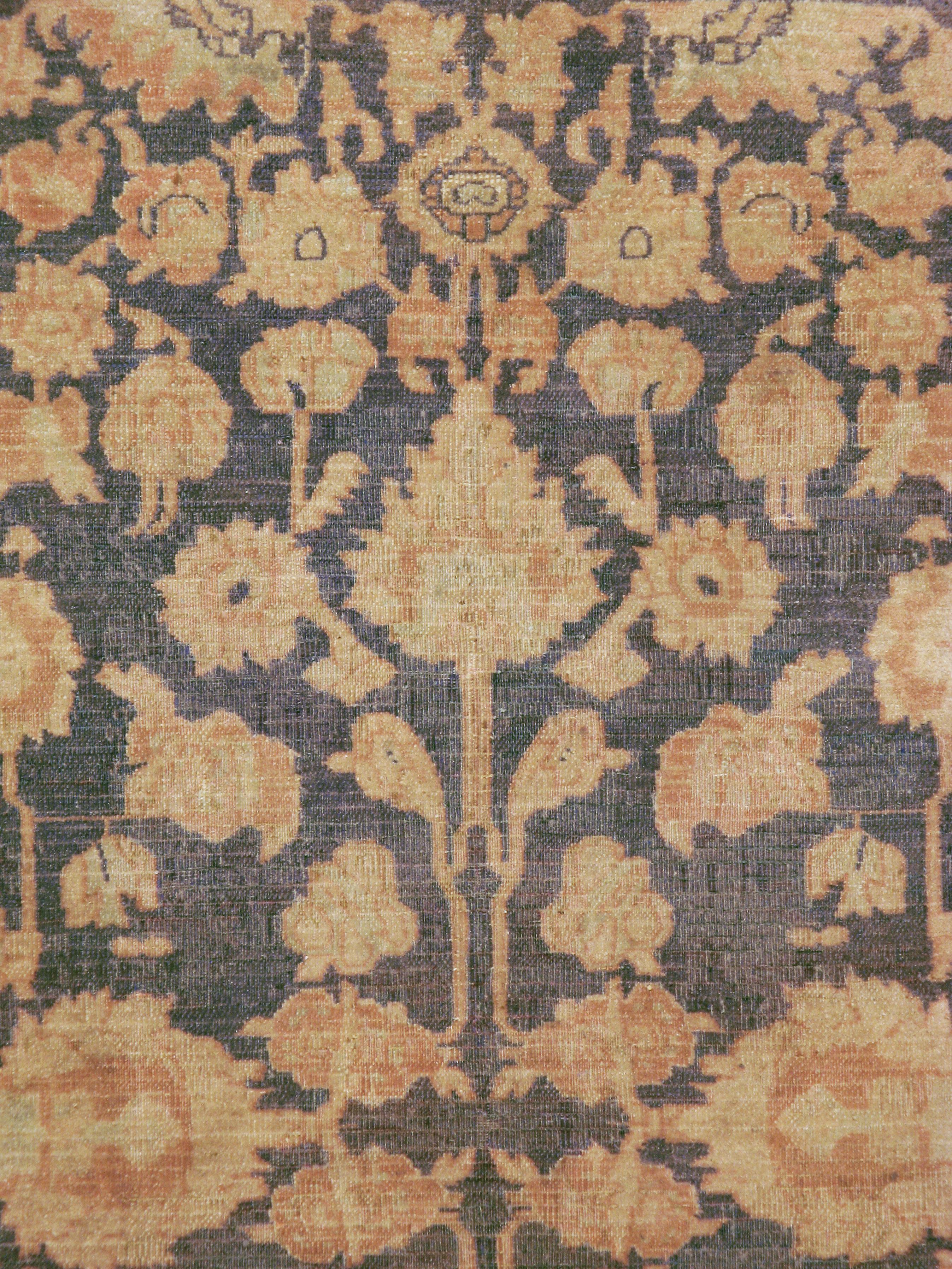 Ein alter indischer Agra-Teppich aus der Mitte des 20. Jahrhunderts.

Maße: 5' 9