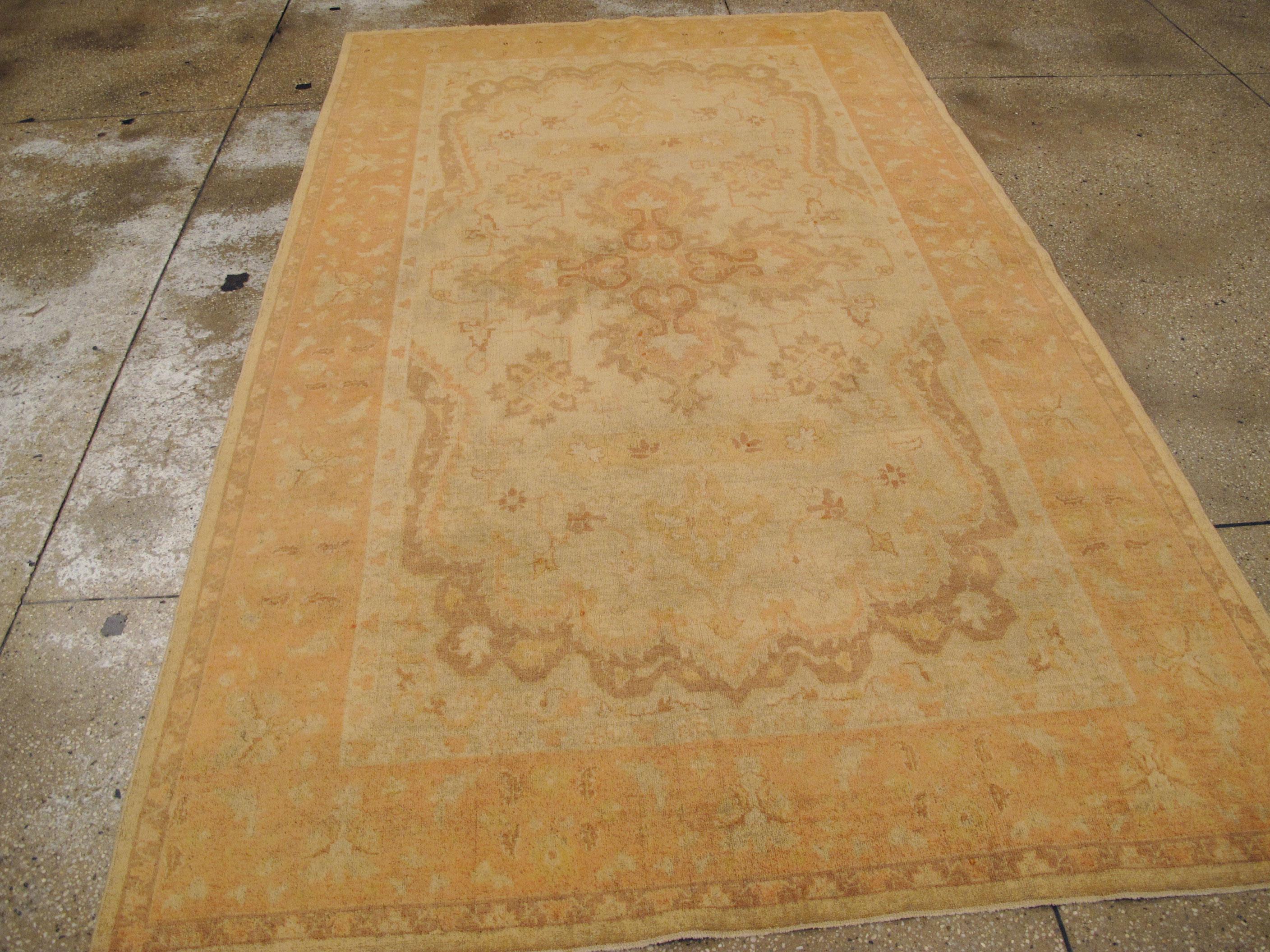 Vintage Indian Amritsar Rug In Good Condition For Sale In New York, NY