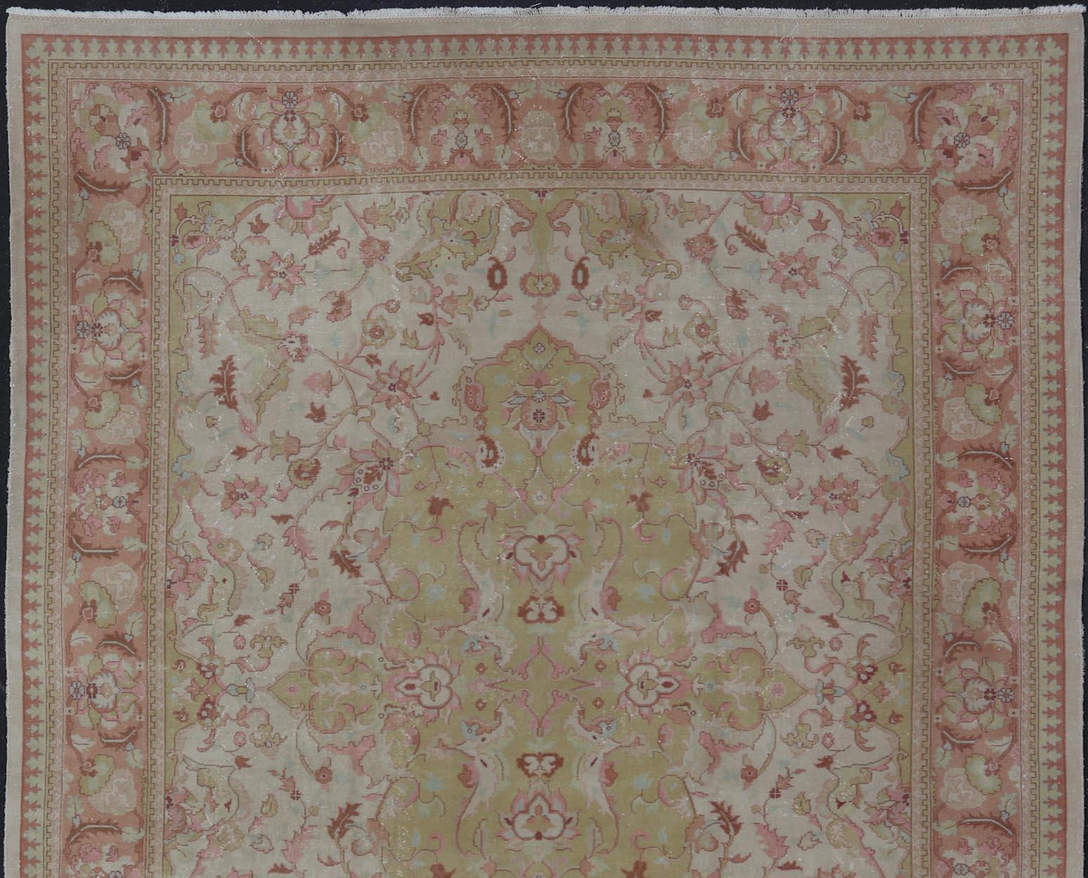 Grand tapis vintage indien Amritsar de Keivan Woven Arts avec des motifs floraux en ivoire, jaune clair, vert, saumon et rose. Keivan Woven Arts / tapis / G-0304 / Milieu du XXe siècle / 1940 circa / Amritsar antique

Mesures : 11'9 x 14'5.   
    