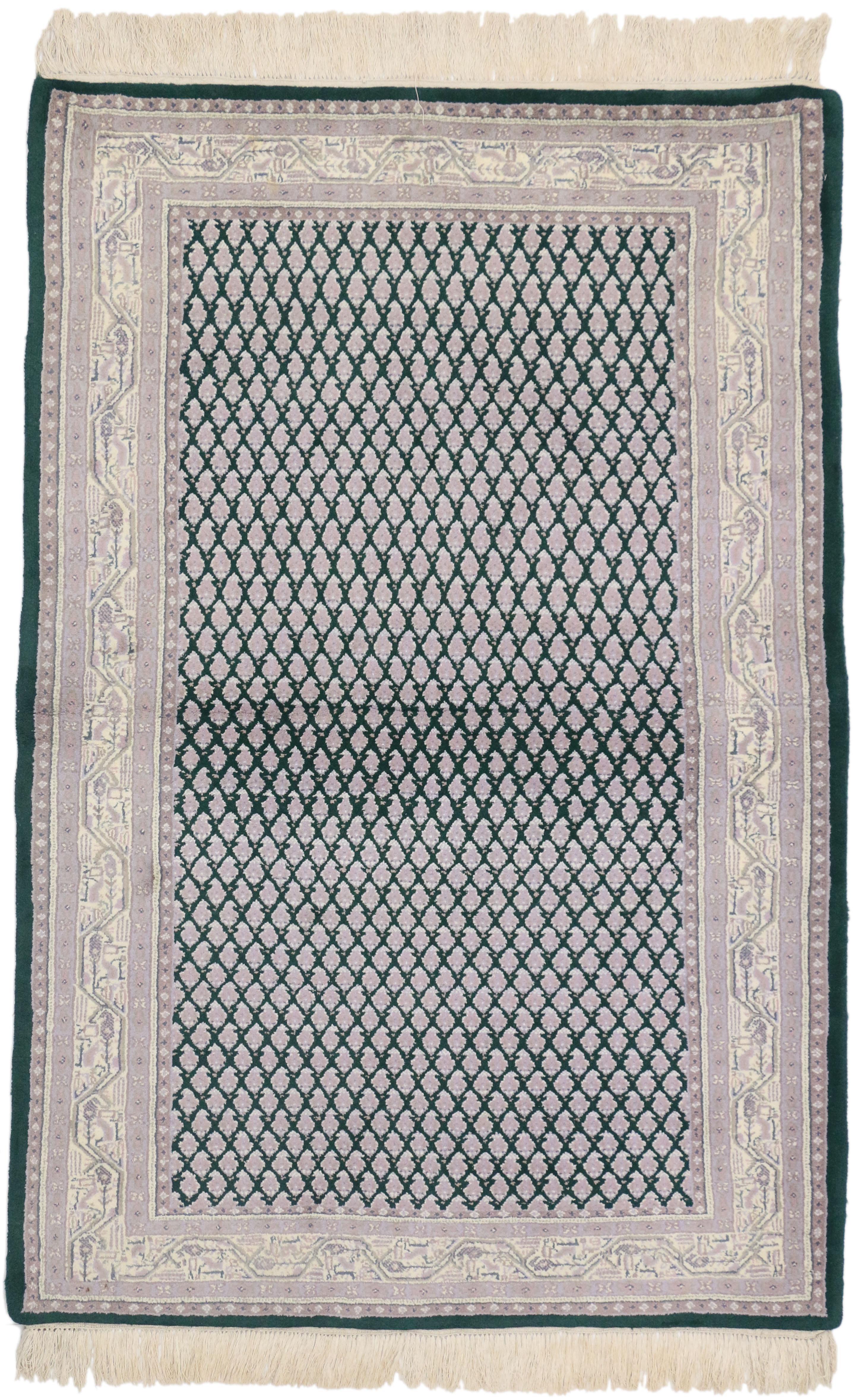 71912 Indischer Perserteppich im Vintage-Stil mit traditionellem Design. Dieser handgeknüpfte Wollteppich im persischen Stil zeigt ein kleinteiliges Mir Boteh-Muster, das sich über ein abgewetztes flaschengrünes Feld erstreckt. Das weit verbreitete