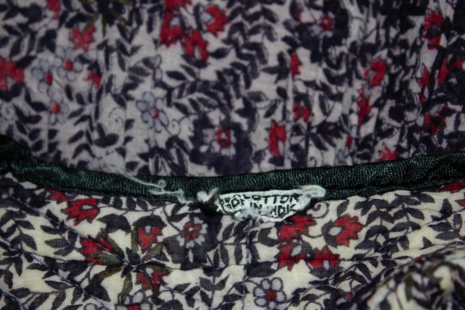 Une robe vintage amusante et facile à porter, datant des années 1970. Cette robe indienne bohème présente un corsage matelassé et un superbe mélange d'imprimés floraux sur le corps. 
Il n'est pas doublé. Mesures : Poitrine 36'', longueur 50''