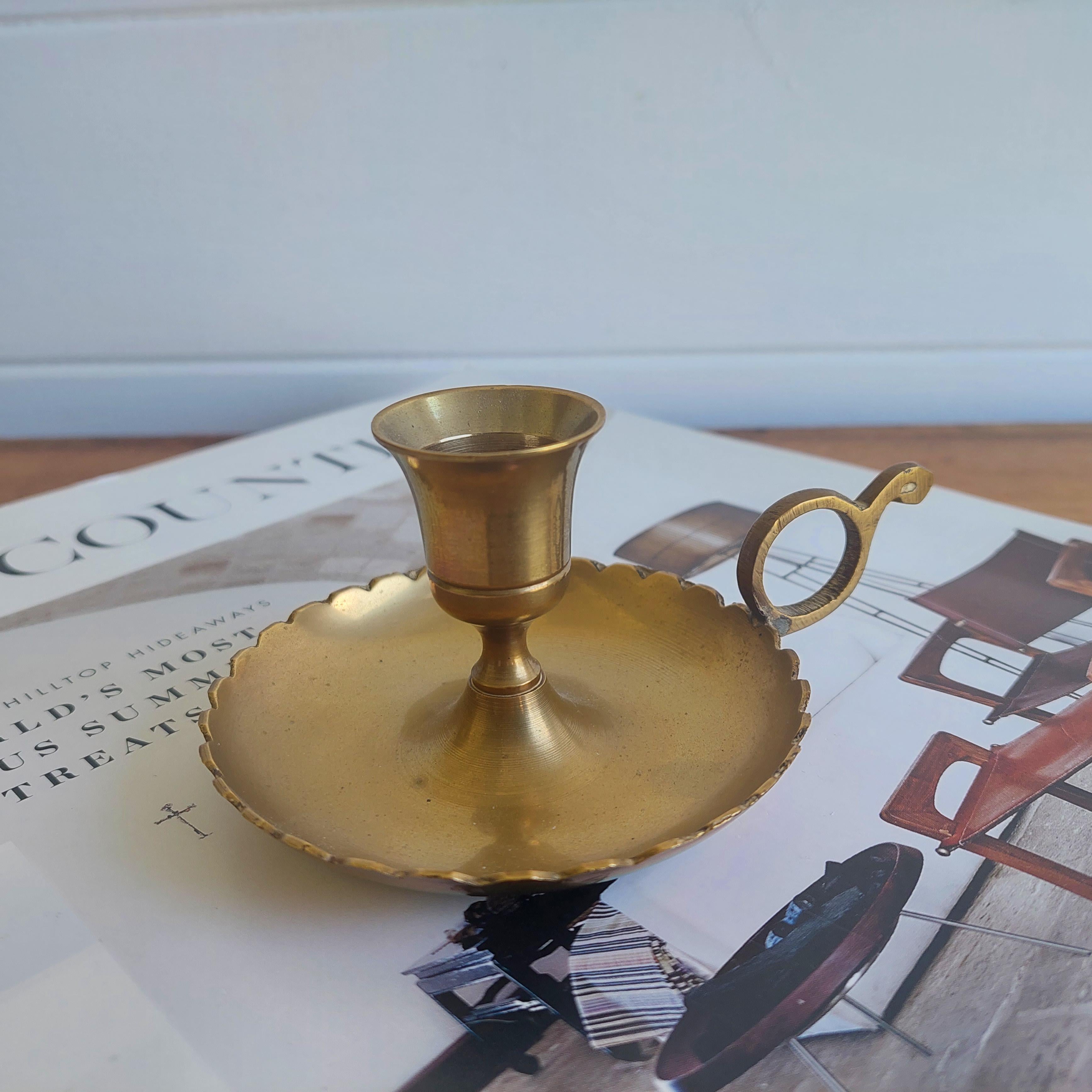 Lovely vintage brass candle holder (chamber stick) with scalloped rim.
Made in India

Vintage Brass Chamber Candlestick Holder - Finger Loop Handle - Scalloped Edge - 

Small brass candle holder with small cutted styled scalloped edge - a