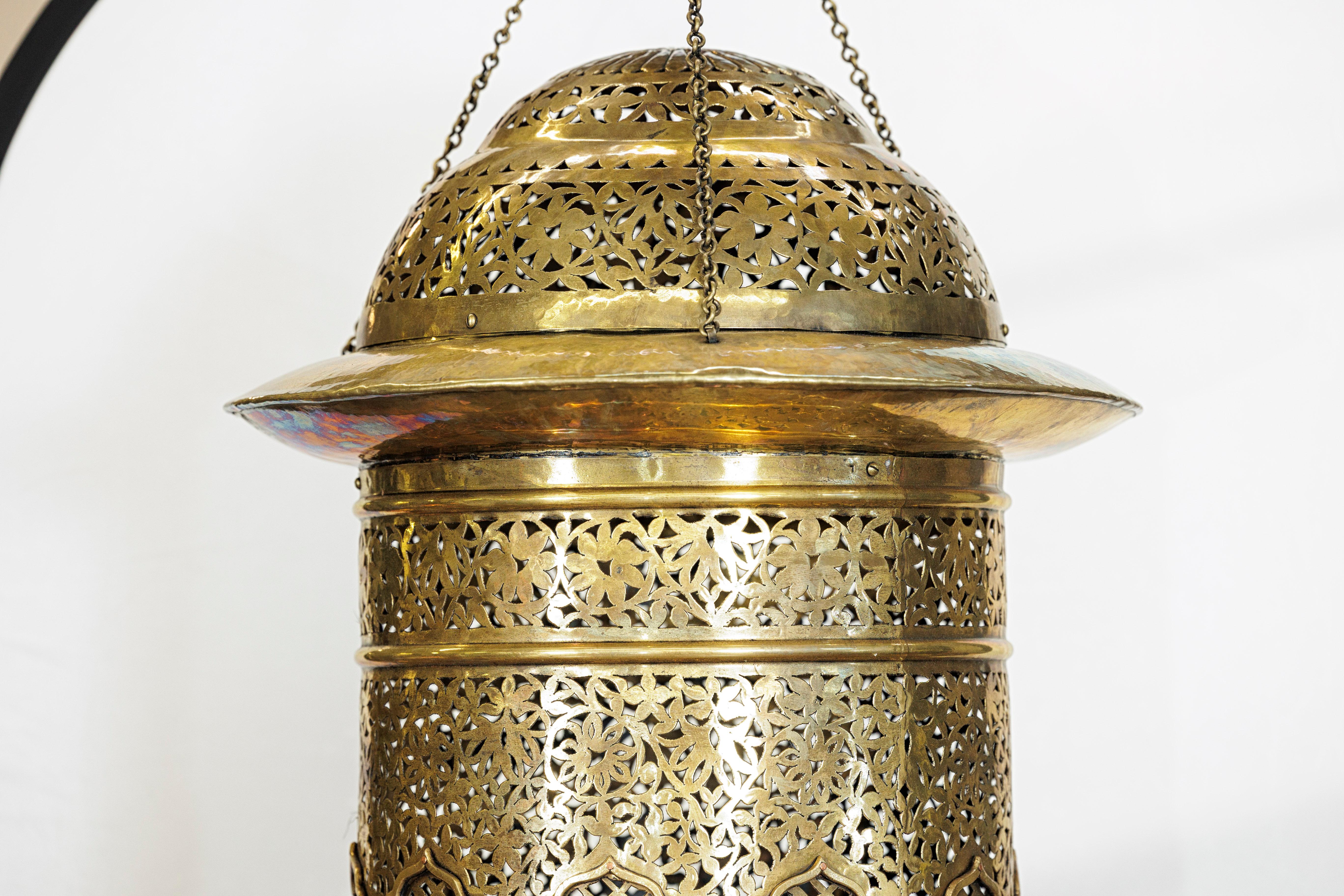 Vintage Indian Brass Hanging Lantern with Pierced Floral and Lattice Motifs en venta 4