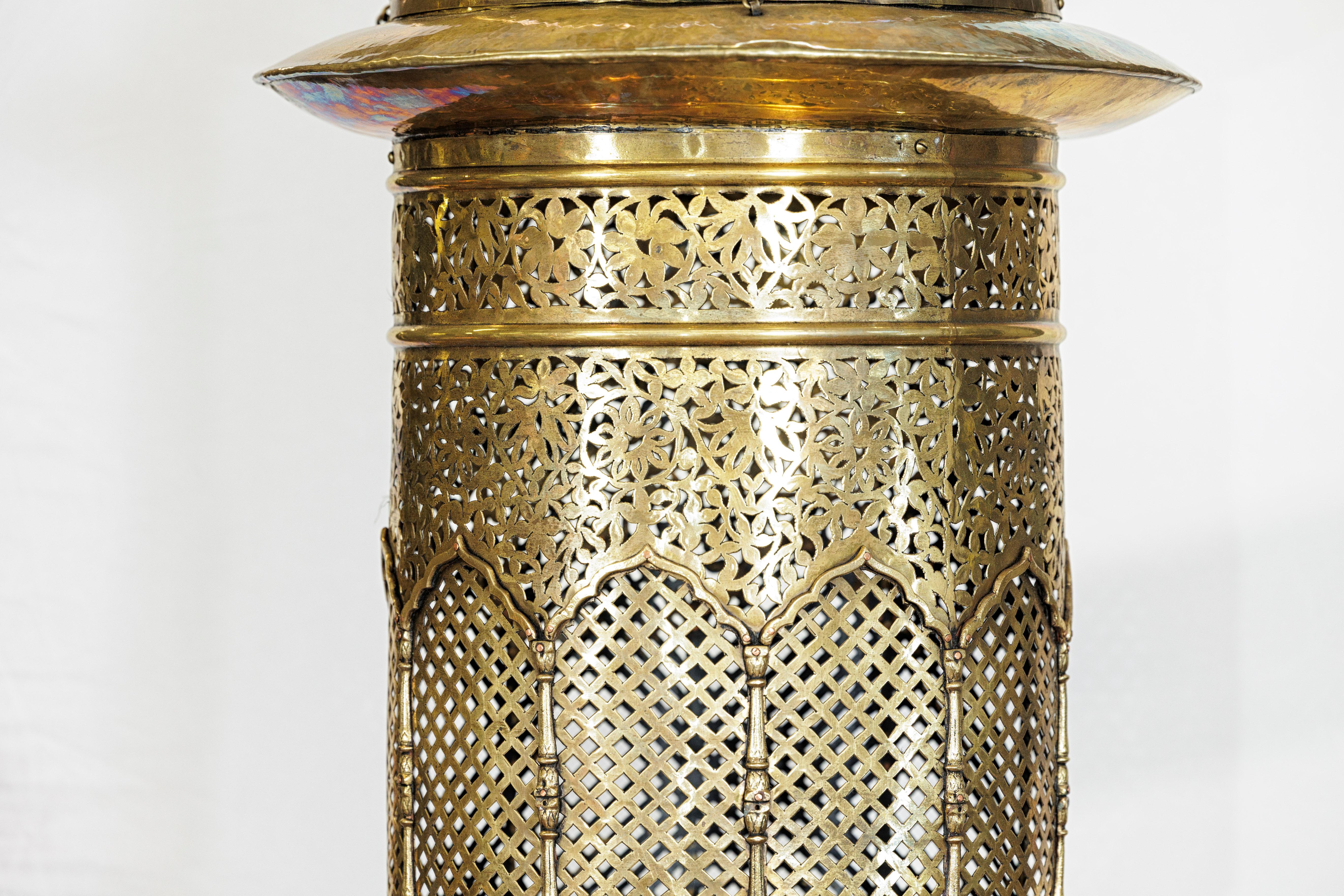 Vintage Indian Brass Hanging Lantern with Pierced Floral and Lattice Motifs en venta 5