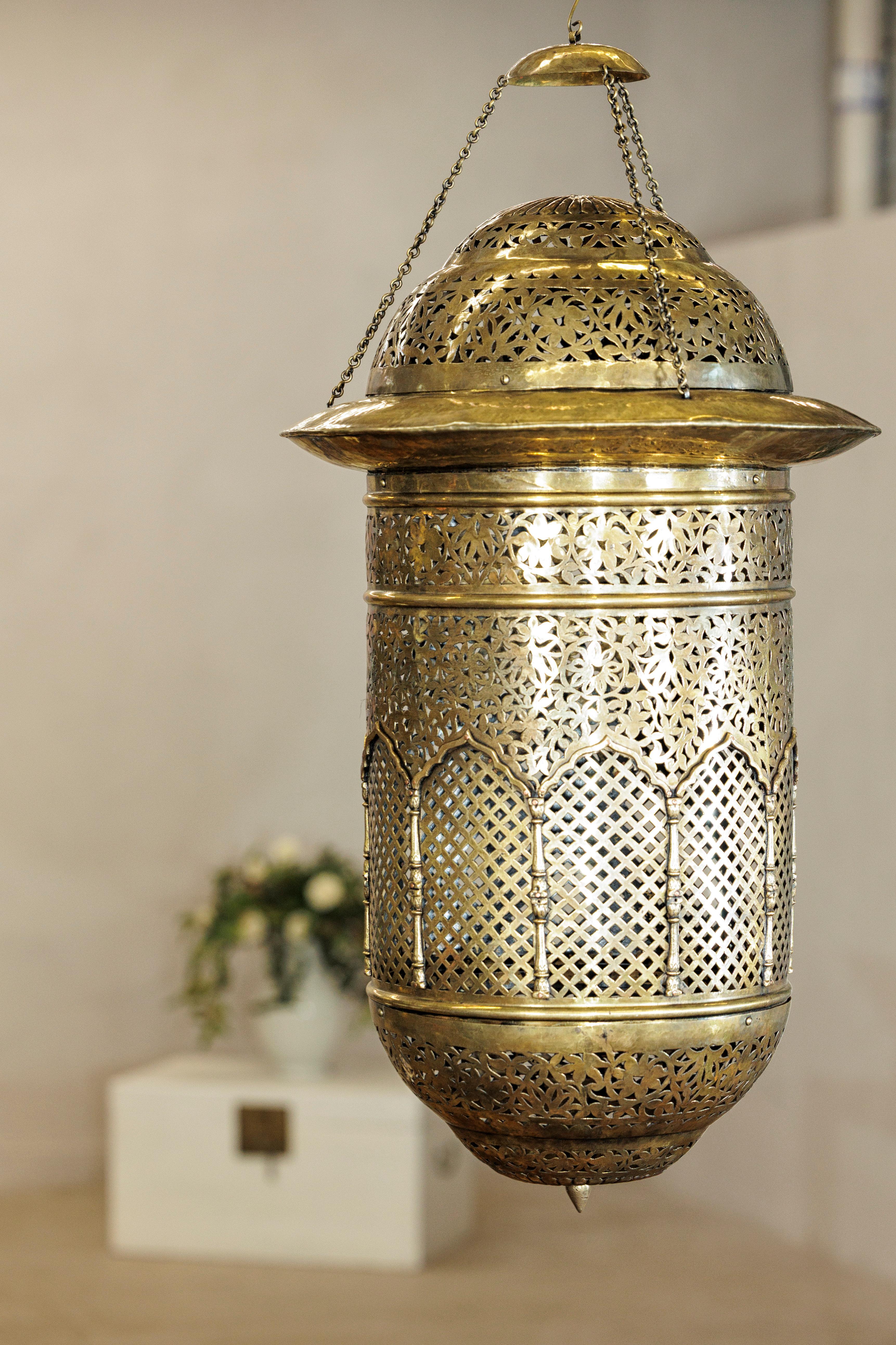 Vintage Indian Brass Hanging Lantern with Pierced Floral and Lattice Motifs en venta 6