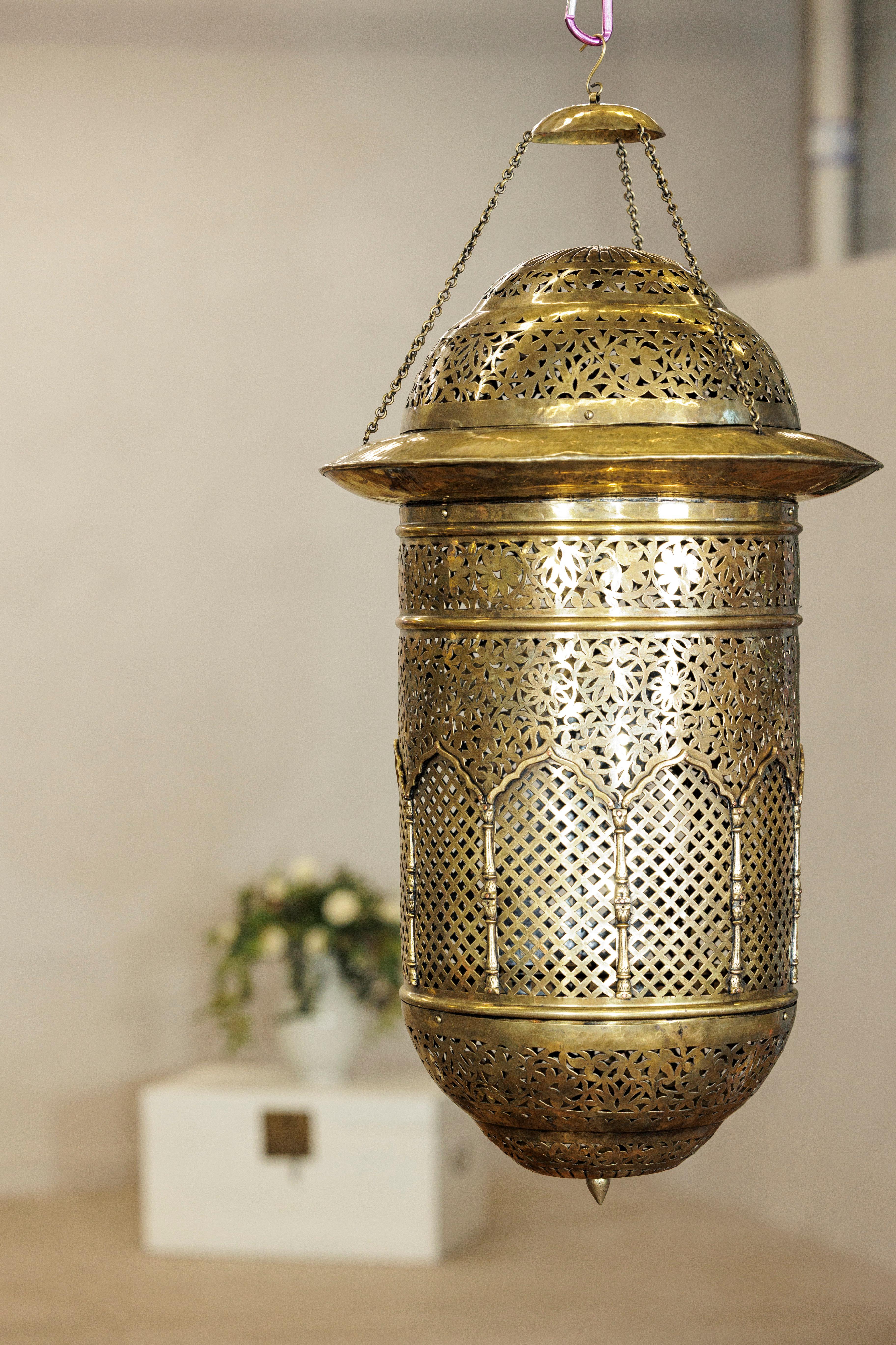 Vintage Indian Brass Hanging Lantern with Pierced Floral and Lattice Motifs en venta 7