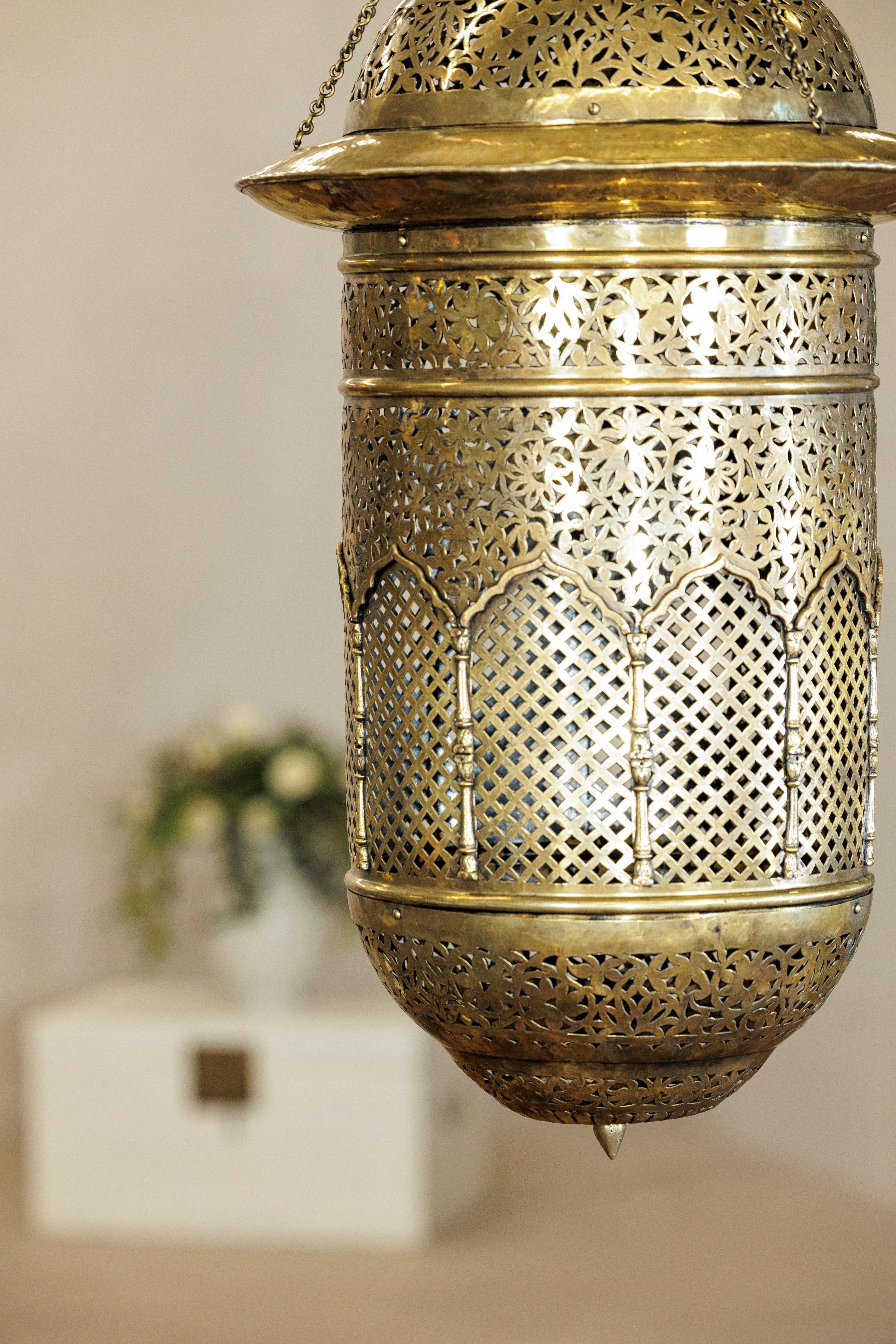 Vintage Indian Brass Hanging Lantern with Pierced Floral and Lattice Motifs en venta 8