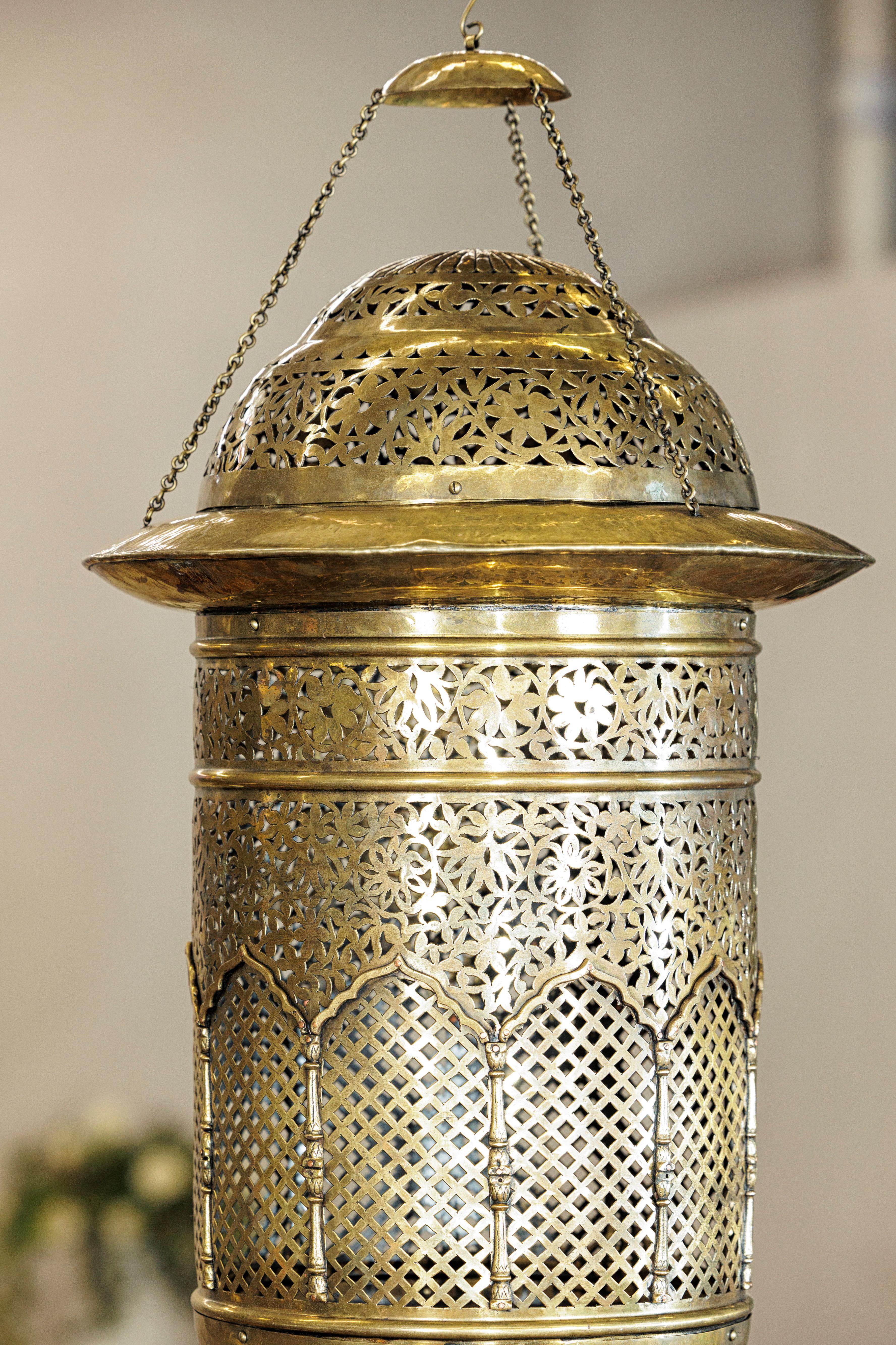 Vintage Indian Brass Hanging Lantern with Pierced Floral and Lattice Motifs en venta 9
