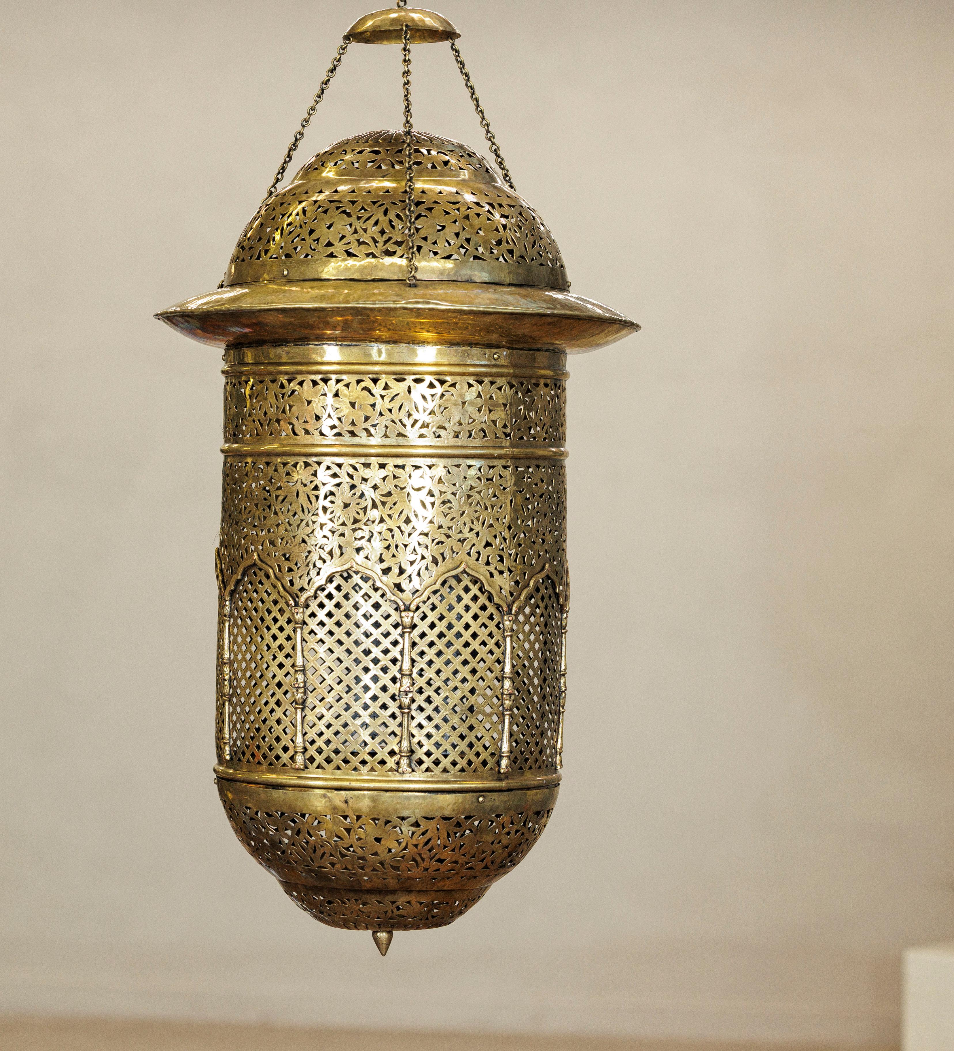 Vintage Indian Brass Hanging Lantern with Pierced Floral and Lattice Motifs en venta 10