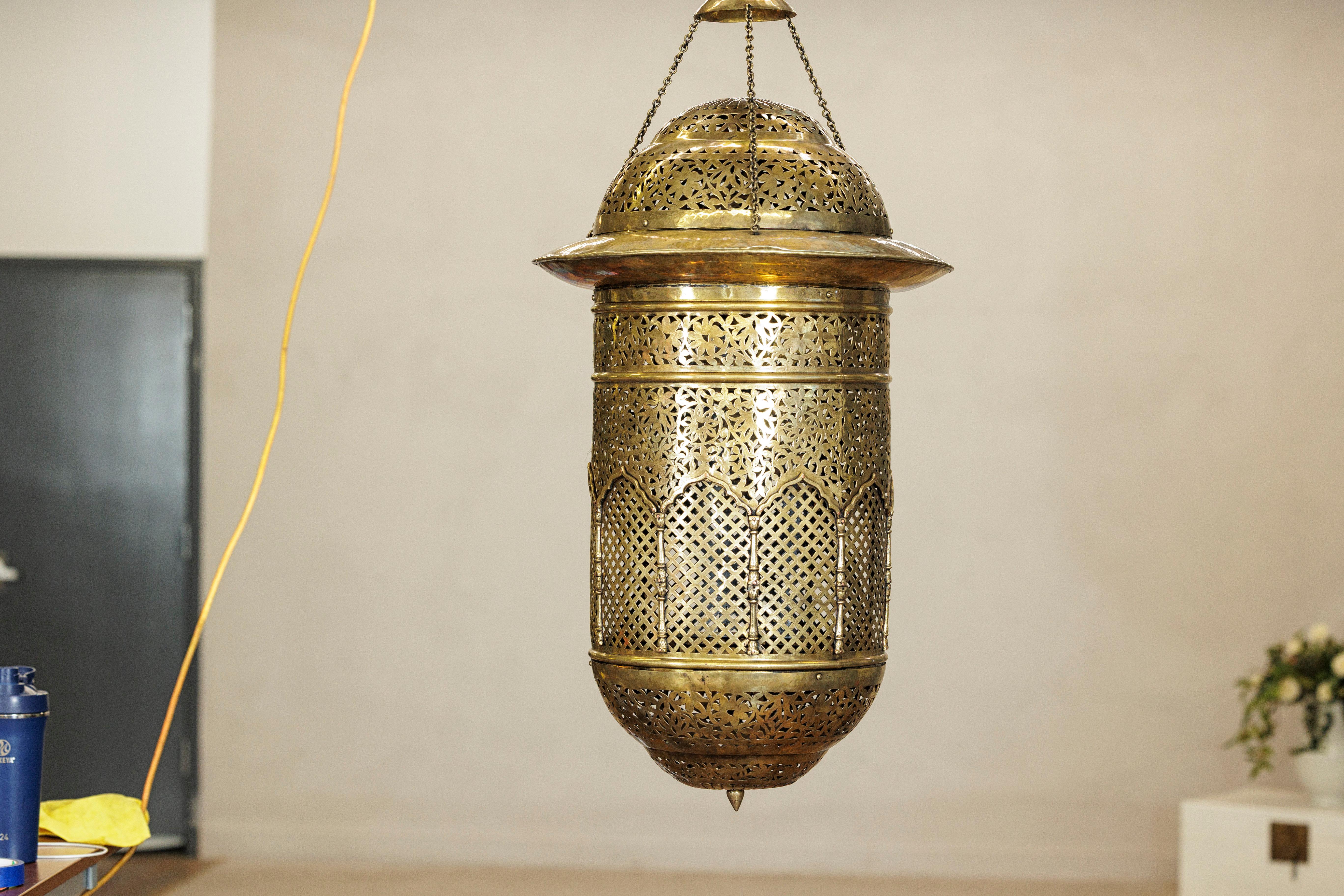 Vintage Indian Brass Hanging Lantern with Pierced Floral and Lattice Motifs Indio en venta