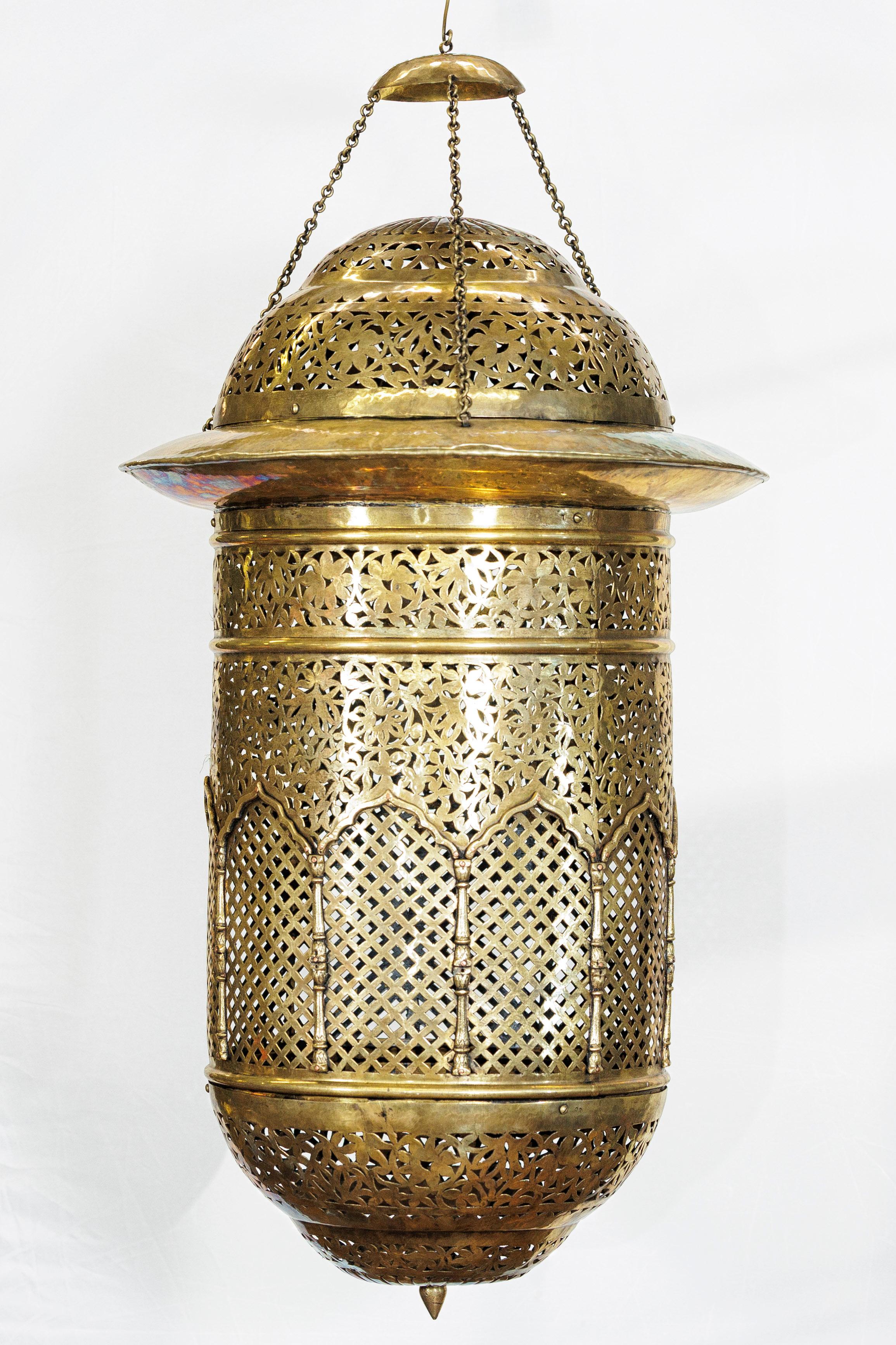 Vintage Indian Brass Hanging Lantern with Pierced Floral and Lattice Motifs en Bueno estado para la venta en Yonkers, NY