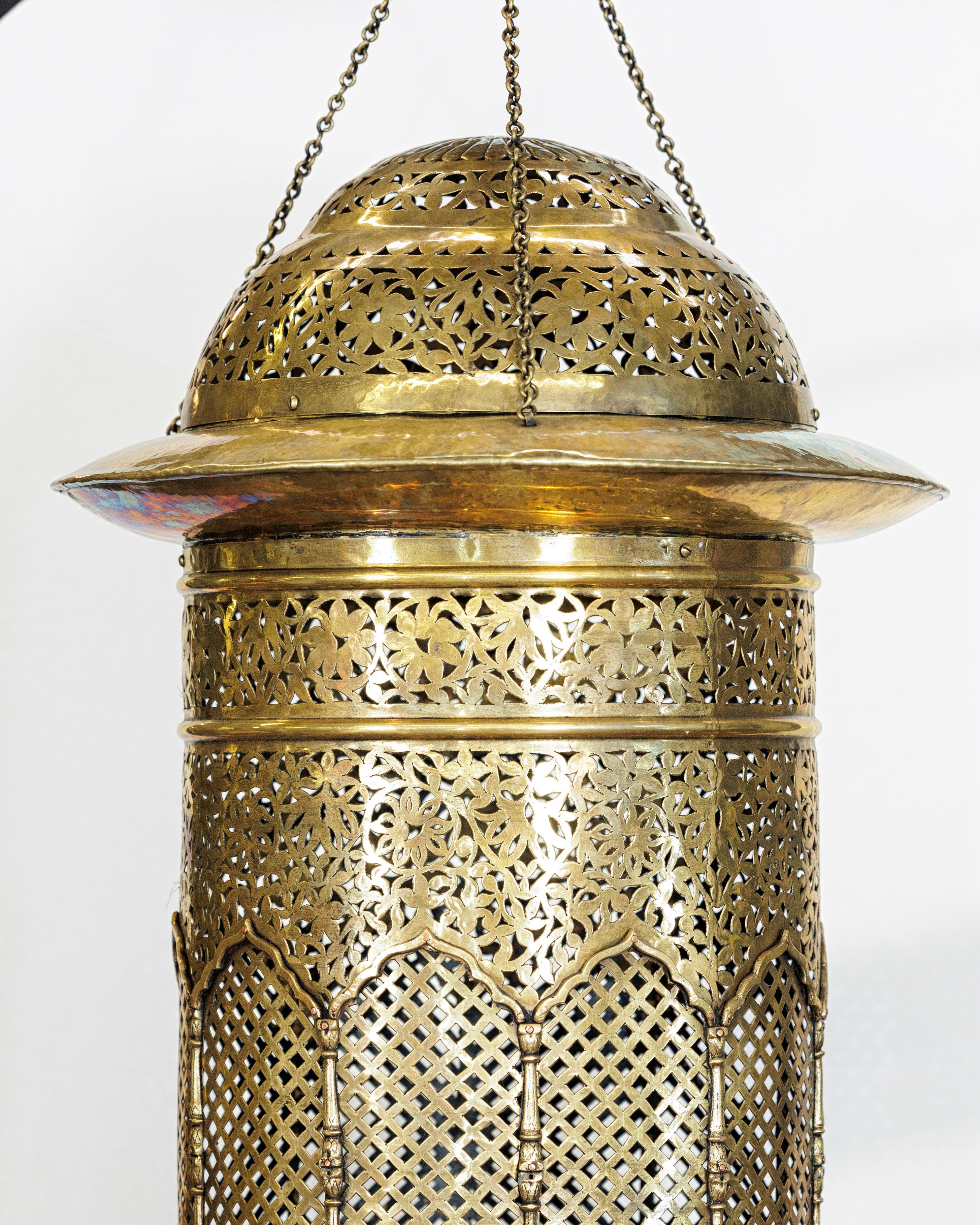 Vintage Indian Brass Hanging Lantern with Pierced Floral and Lattice Motifs siglo XX en venta