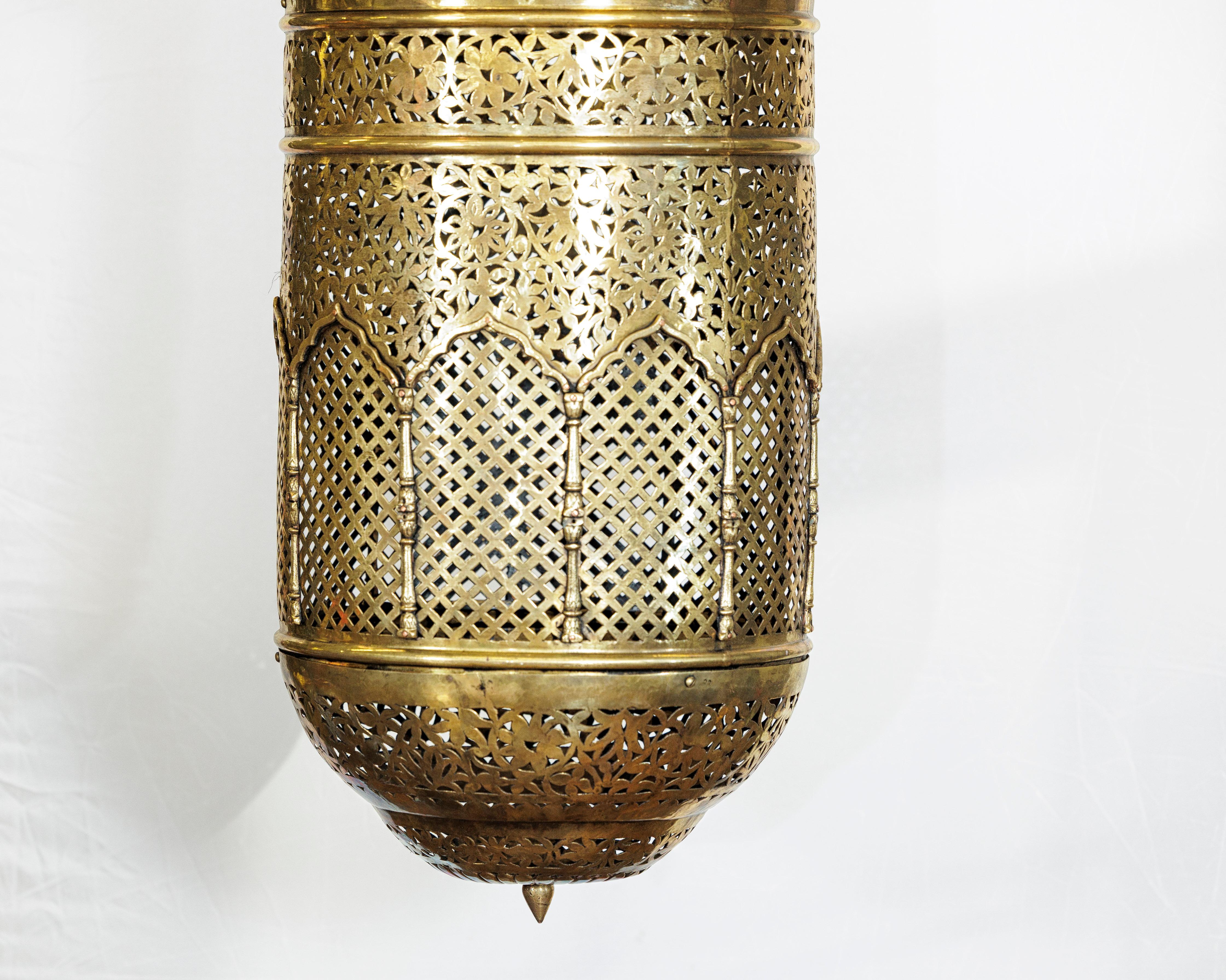 Vintage Indian Brass Hanging Lantern with Pierced Floral and Lattice Motifs Latón en venta