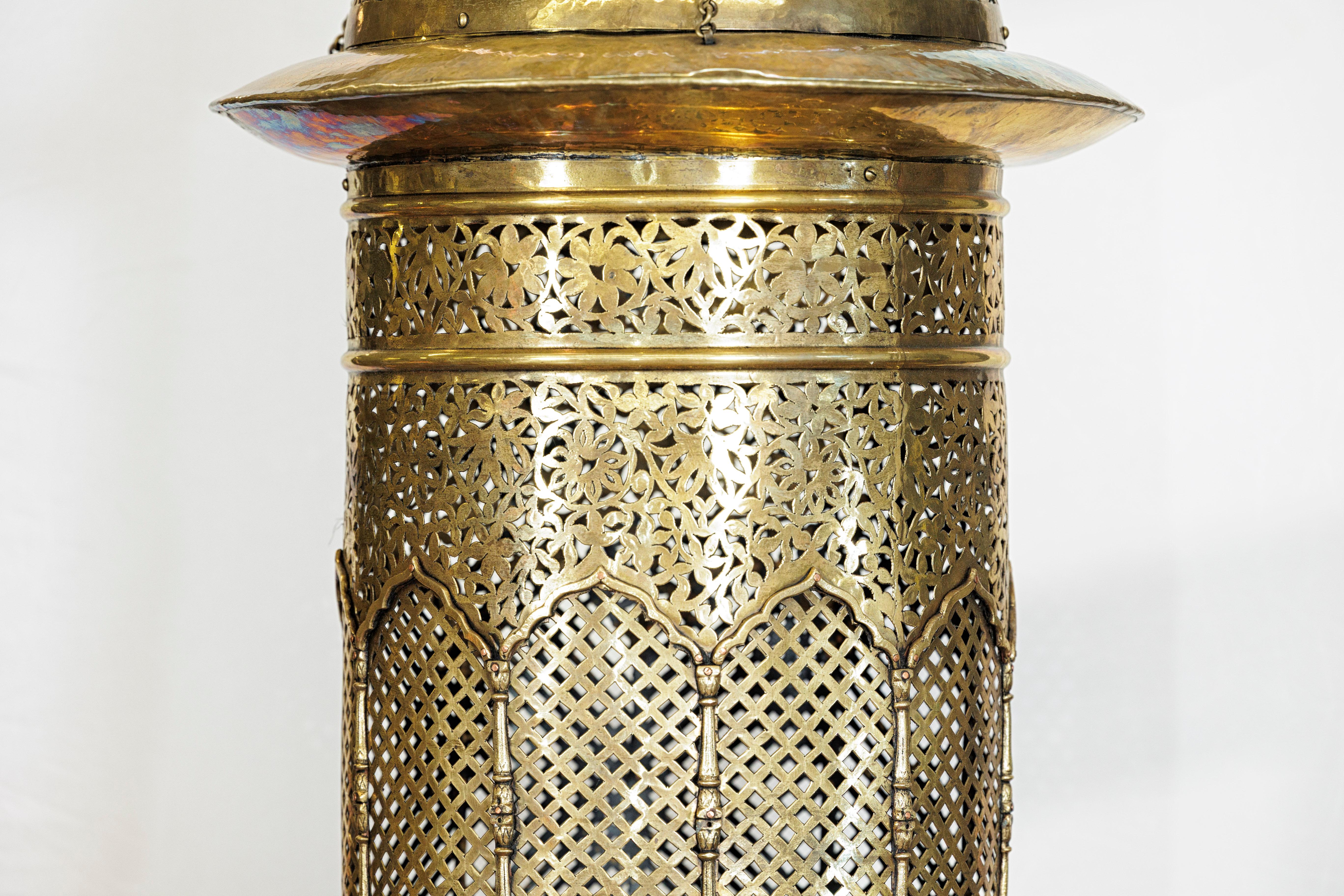 Vintage Indian Brass Hanging Lantern with Pierced Floral and Lattice Motifs en venta 1