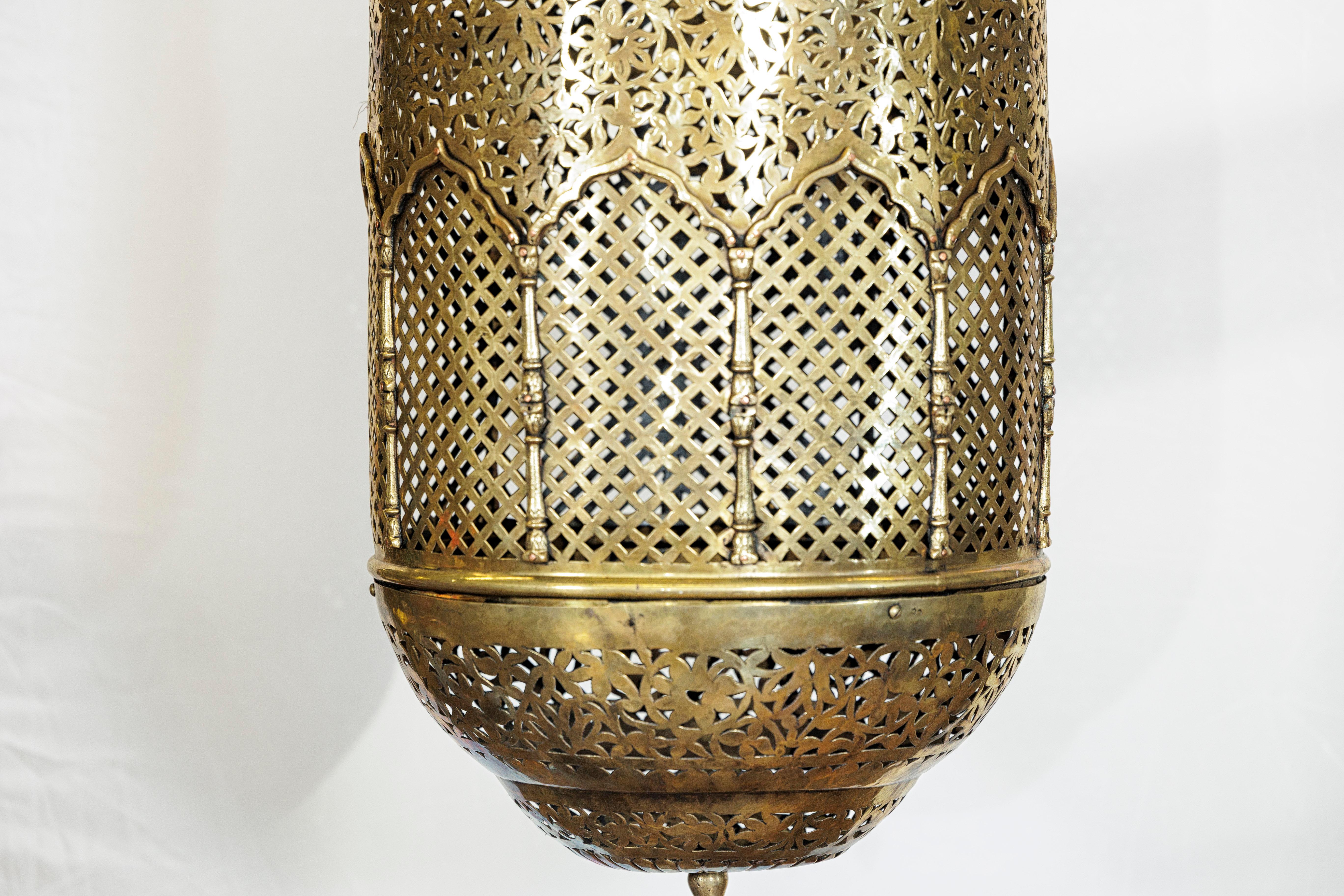 Vintage Indian Brass Hanging Lantern with Pierced Floral and Lattice Motifs en venta 2
