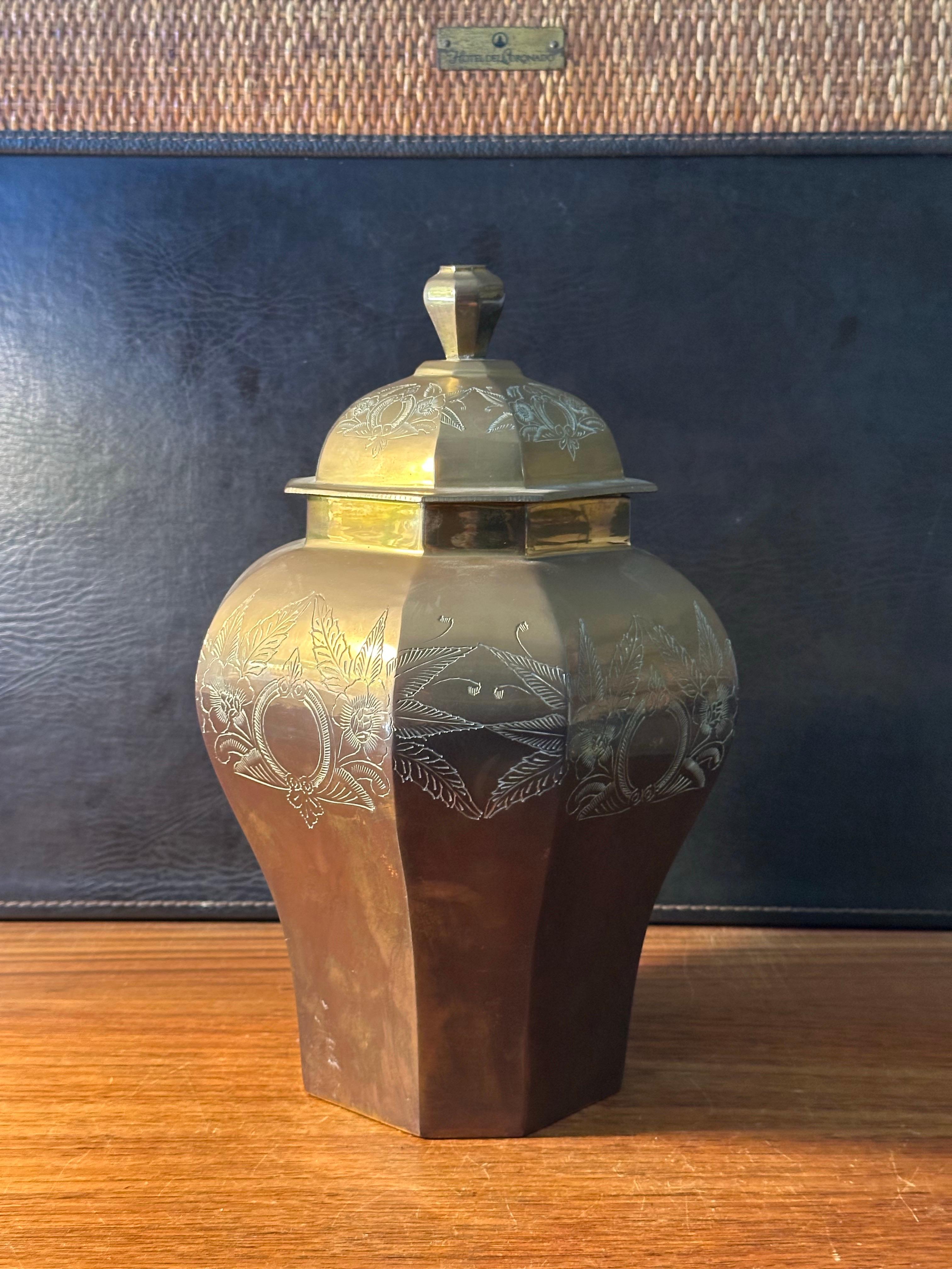 Vintage Indische Urne mit Deckel aus Messing im Zustand „Gut“ im Angebot in San Diego, CA