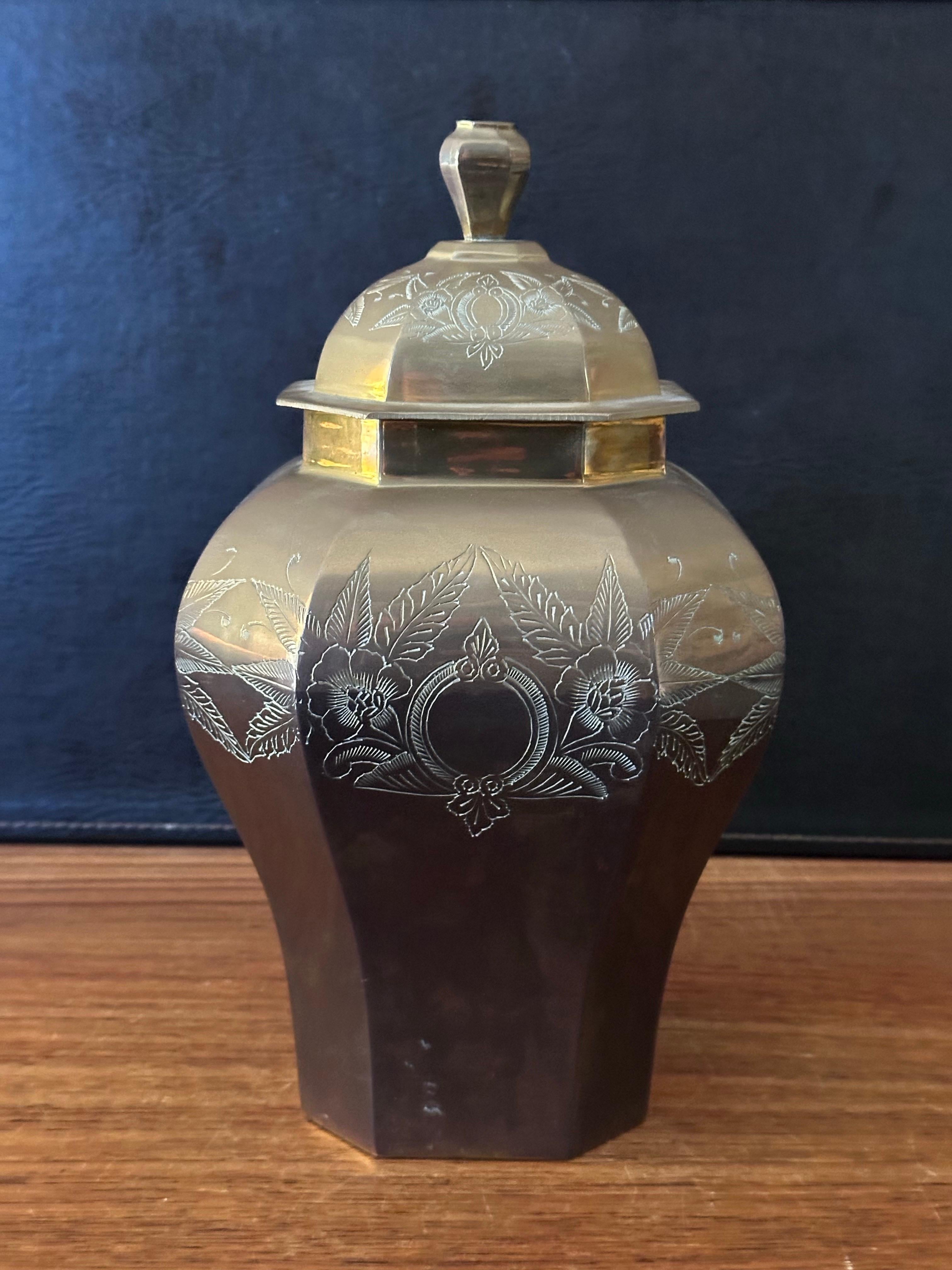 Vintage Indische Urne mit Deckel aus Messing (20. Jahrhundert) im Angebot