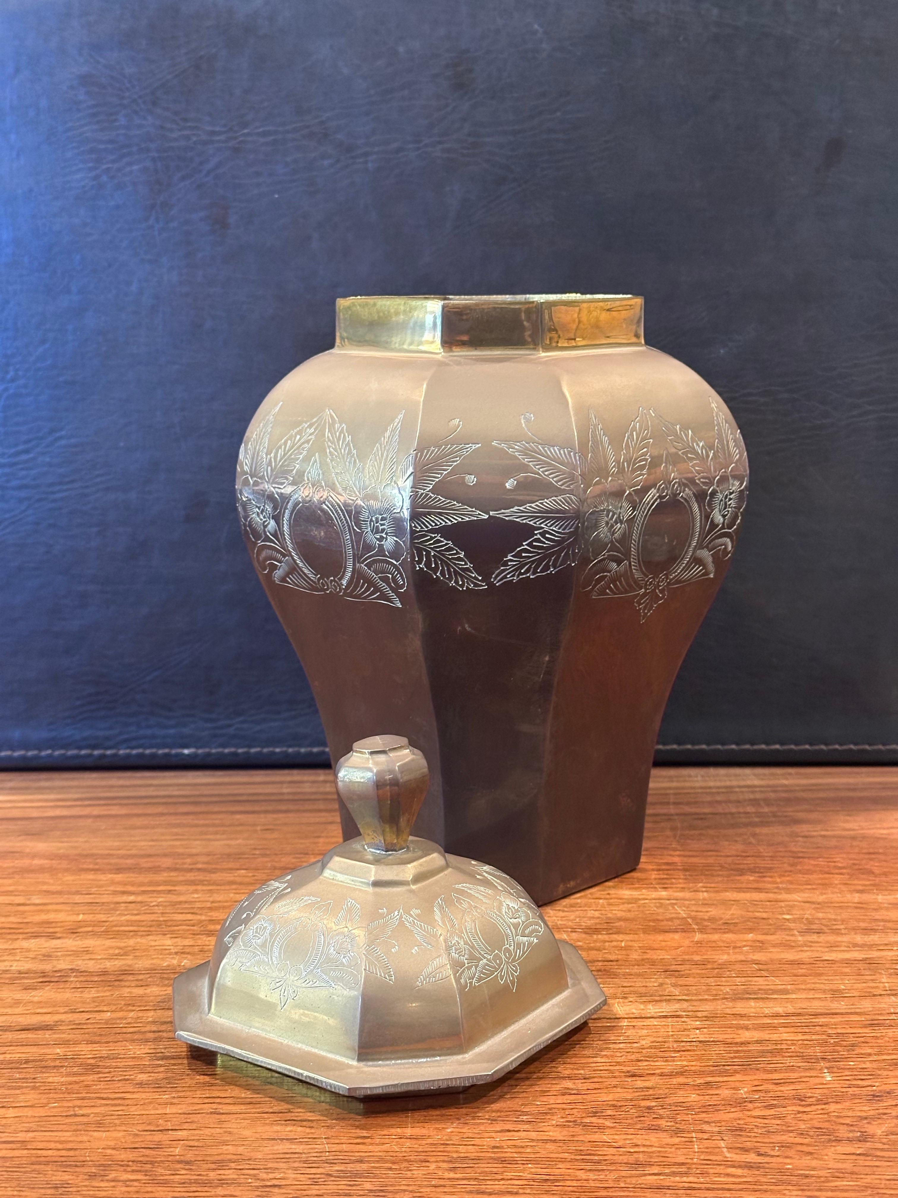 Vintage Indische Urne mit Deckel aus Messing im Angebot 1