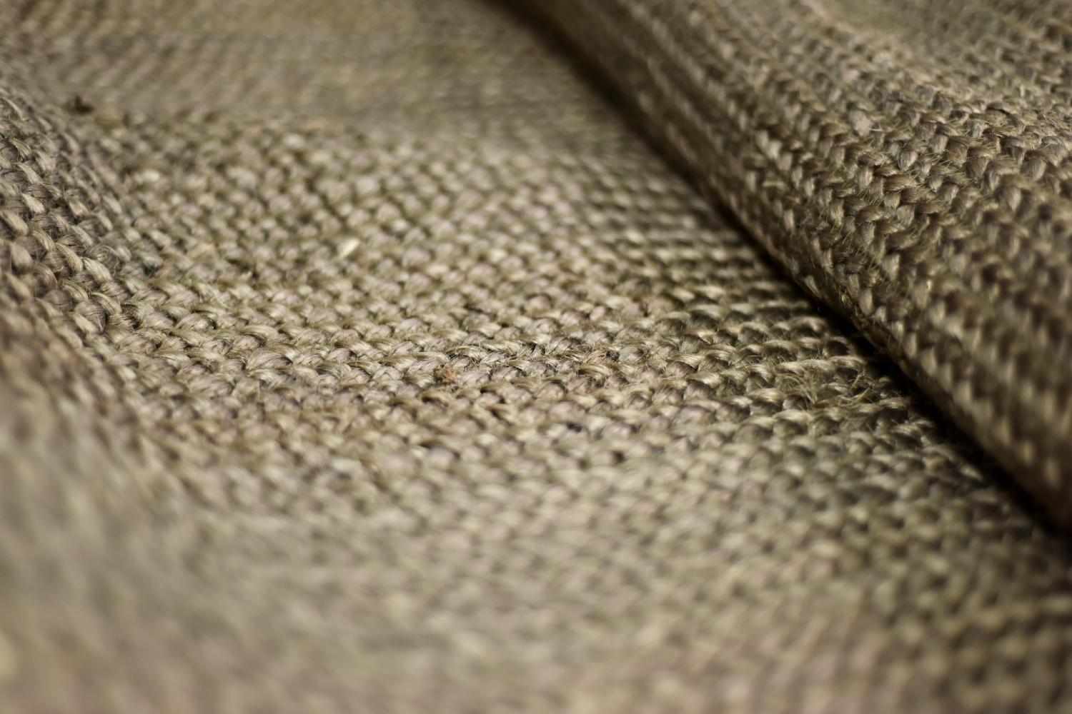 Ce tapis noué à la main a été fabriqué en Inde dans les années 1970. Elle était teintée dans une nuance de brun terreux et naturel, entrecoupée de beige. Il est tissé à plat à partir de fibres naturelles provenant de la plante de jute. Le jute est