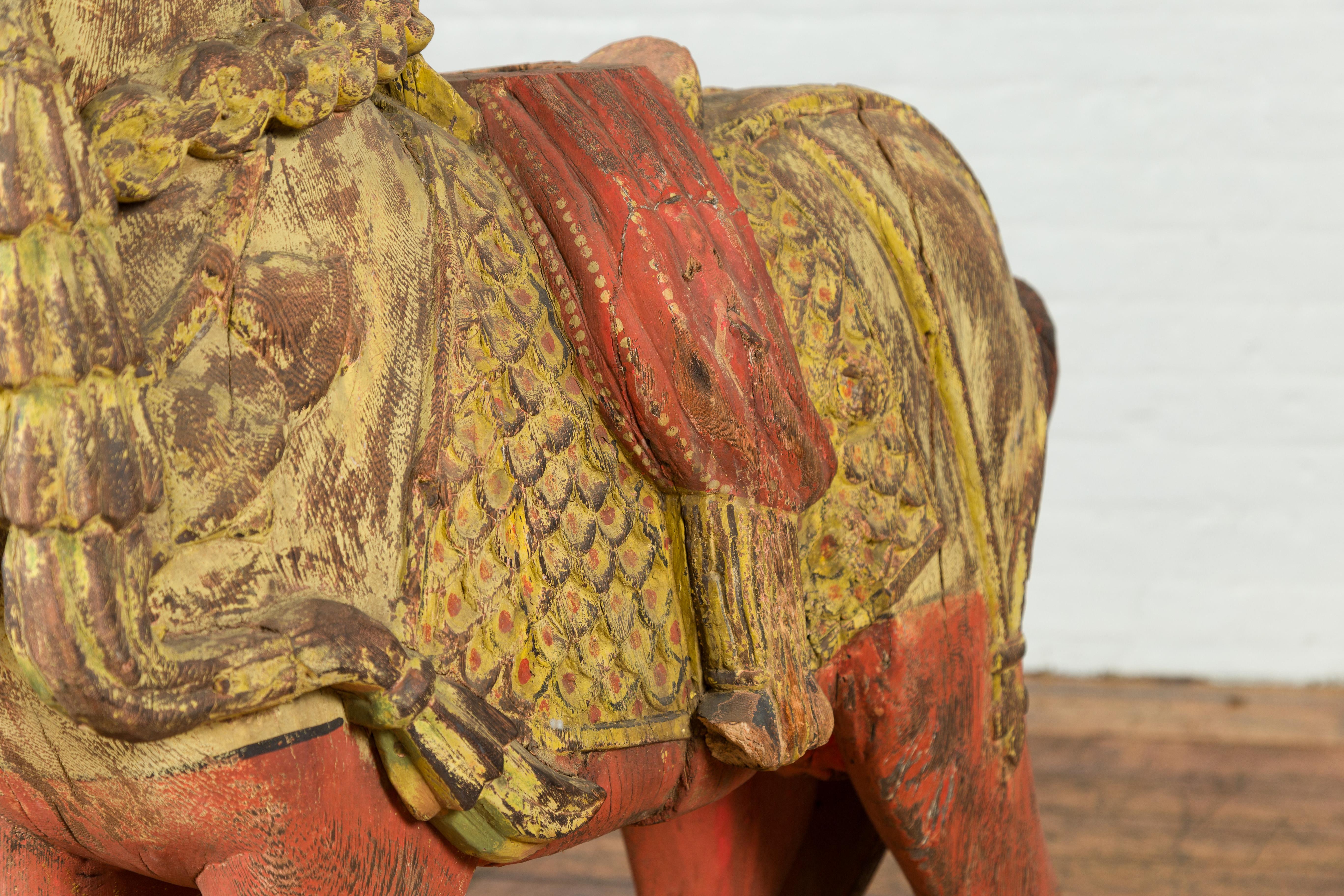 Indisches geschnitztes Holzpferd aus Madras mit gelber und roter Patina, Vintage im Zustand „Gut“ im Angebot in Yonkers, NY