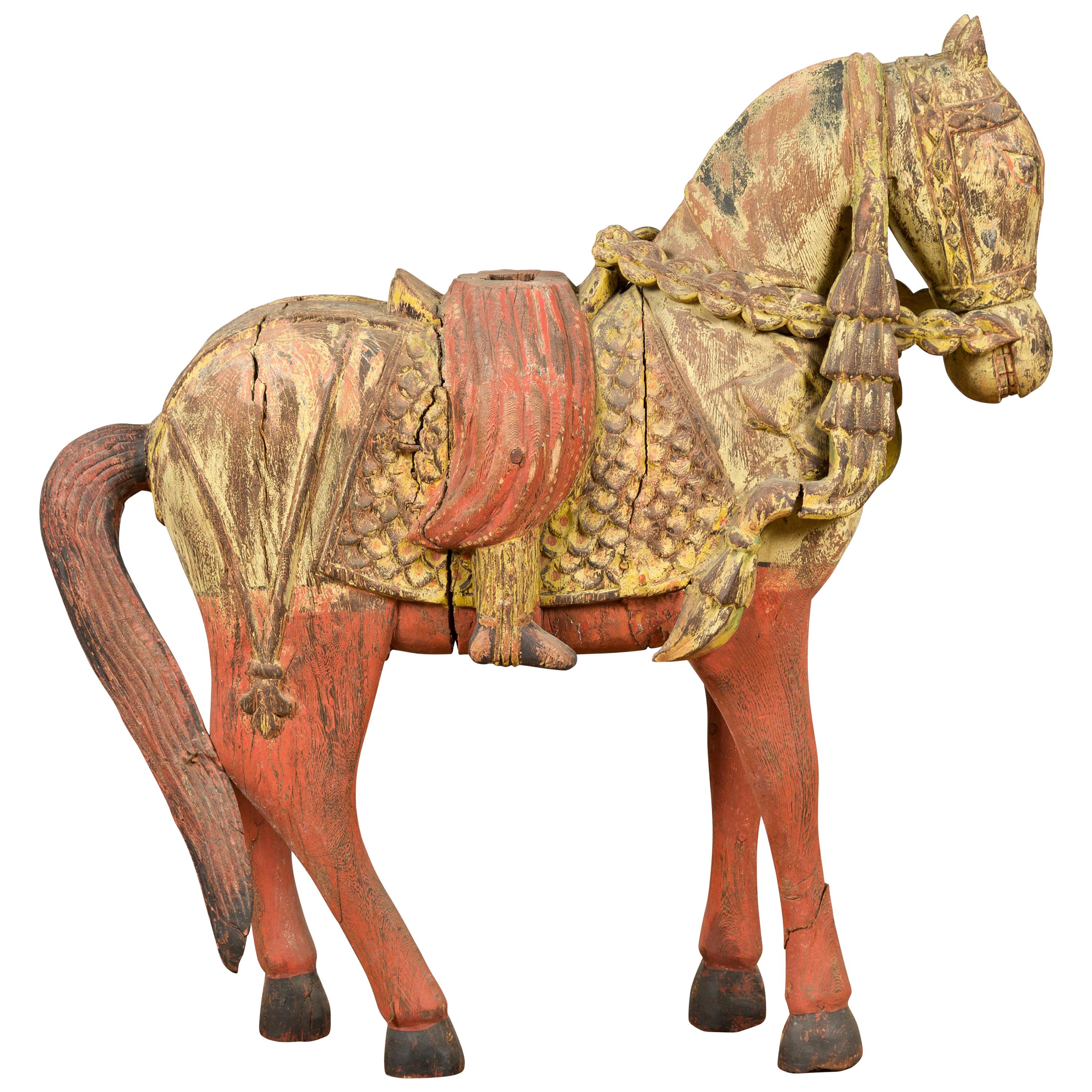 Vieux cheval indien en bois sculpté de Madras avec patine jaune et rouge