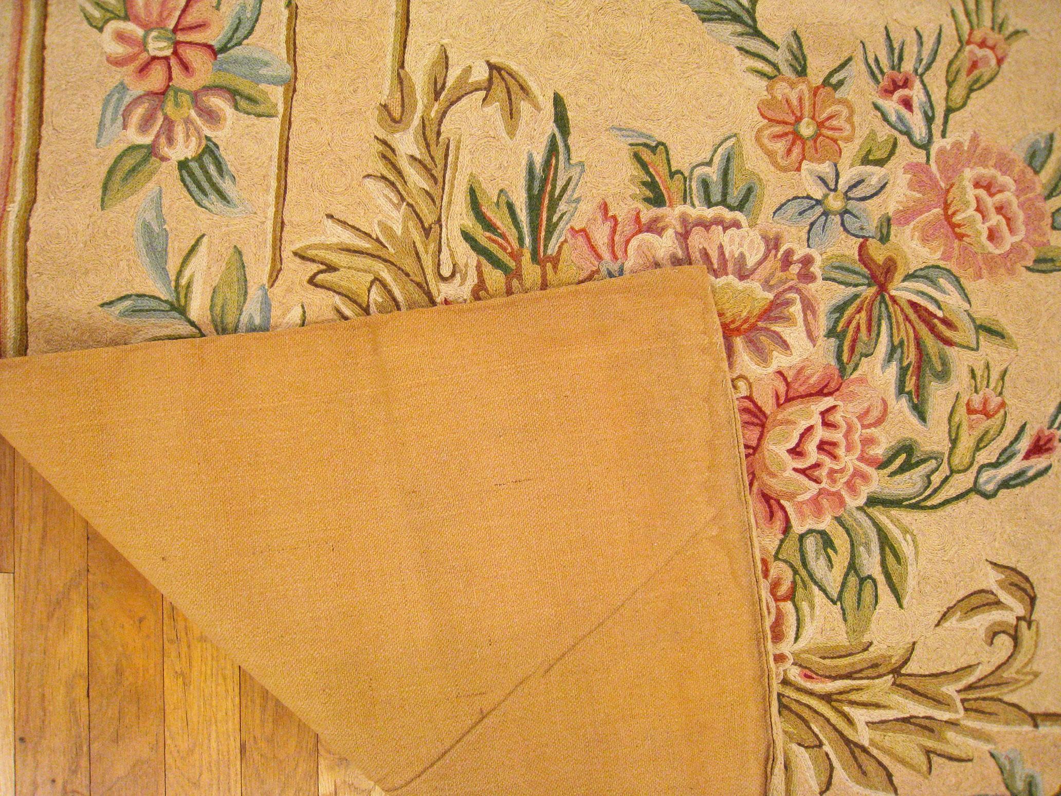 Indischer Vintage-Teppich mit Kettenstich, in Zimmergre, mit Medaillon und Blumen  im Angebot 4