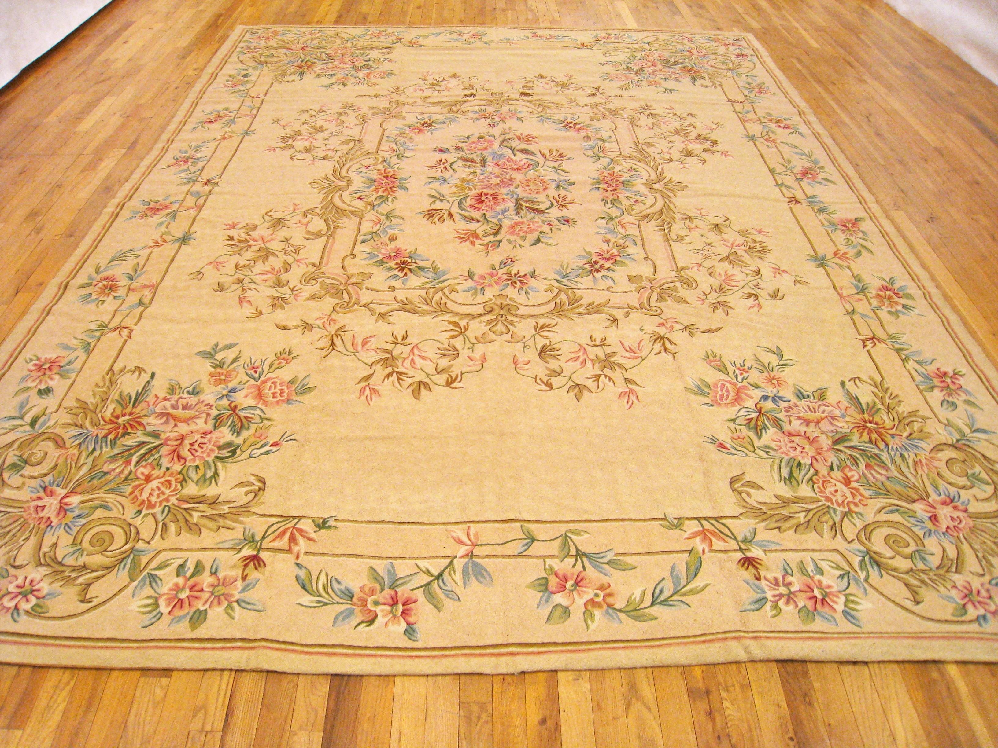 Indischer Vintage-Teppich mit Kettenstich, in Zimmergre, mit Medaillon und Blumen  (Handgeknüpft) im Angebot