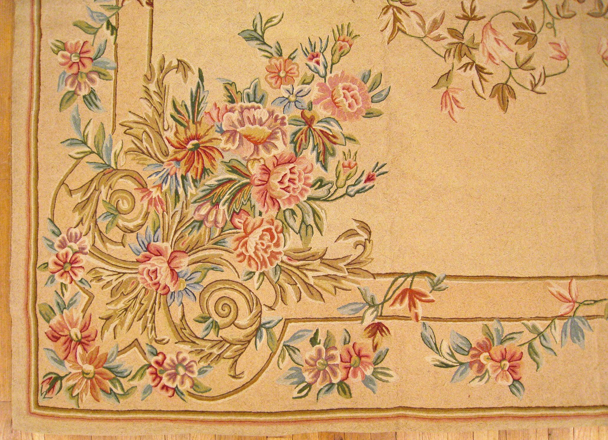Indischer Vintage-Teppich mit Kettenstich, in Zimmergre, mit Medaillon und Blumen  im Zustand „Gut“ im Angebot in New York, NY