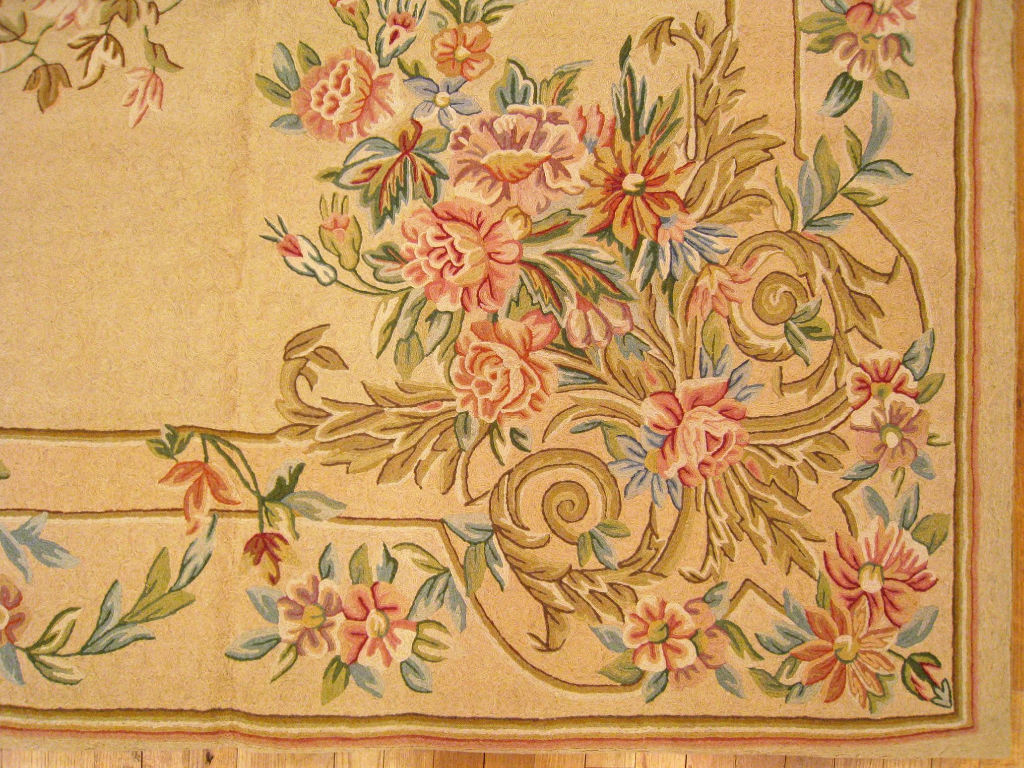 Indischer Vintage-Teppich mit Kettenstich, in Zimmergre, mit Medaillon und Blumen  (Mitte des 20. Jahrhunderts) im Angebot