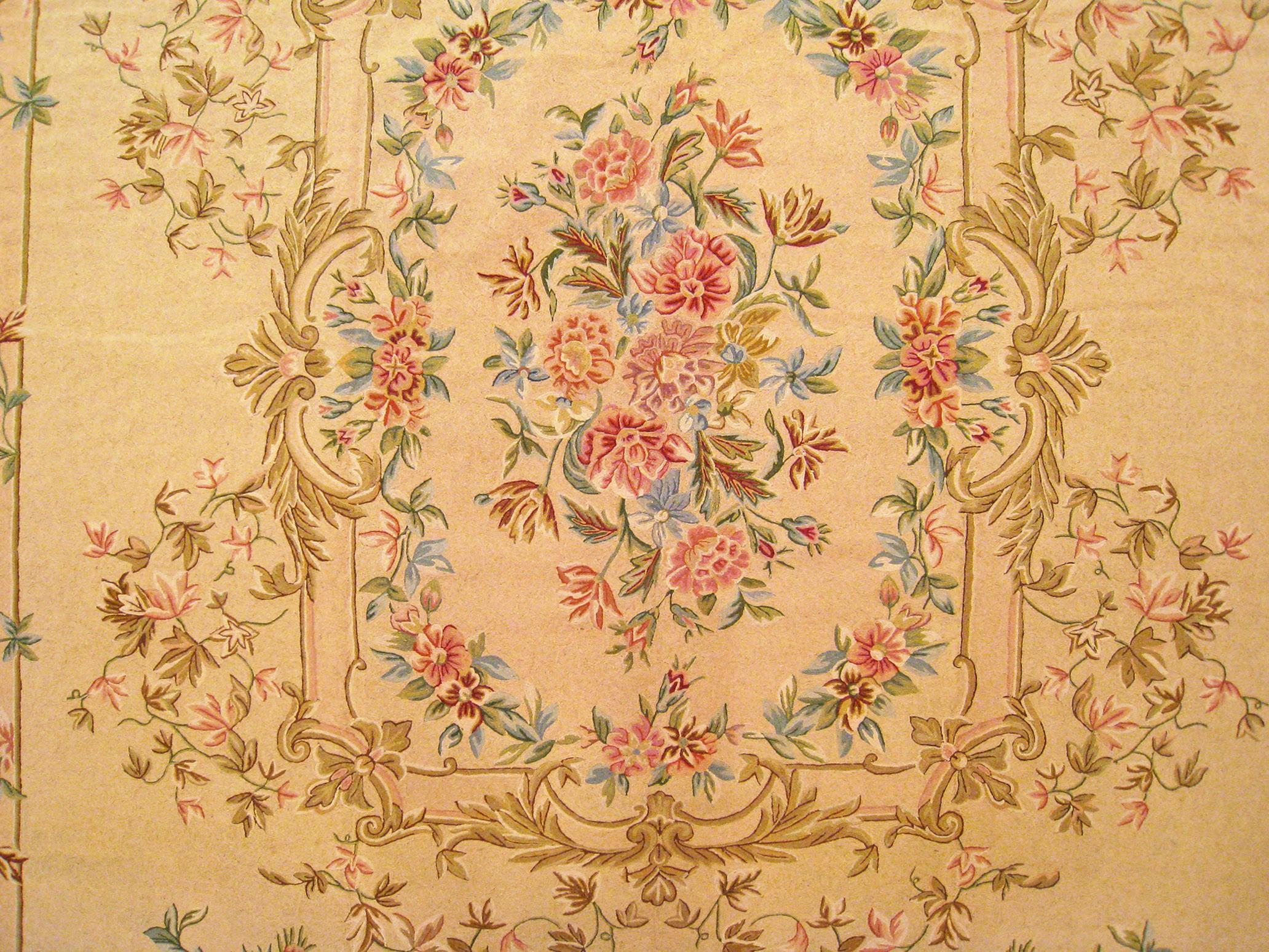 Indischer Vintage-Teppich mit Kettenstich, in Zimmergre, mit Medaillon und Blumen  (Wolle) im Angebot