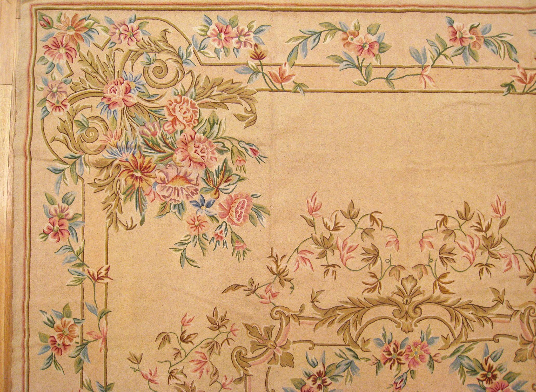Indischer Vintage-Teppich mit Kettenstich, in Zimmergre, mit Medaillon und Blumen  im Angebot 1