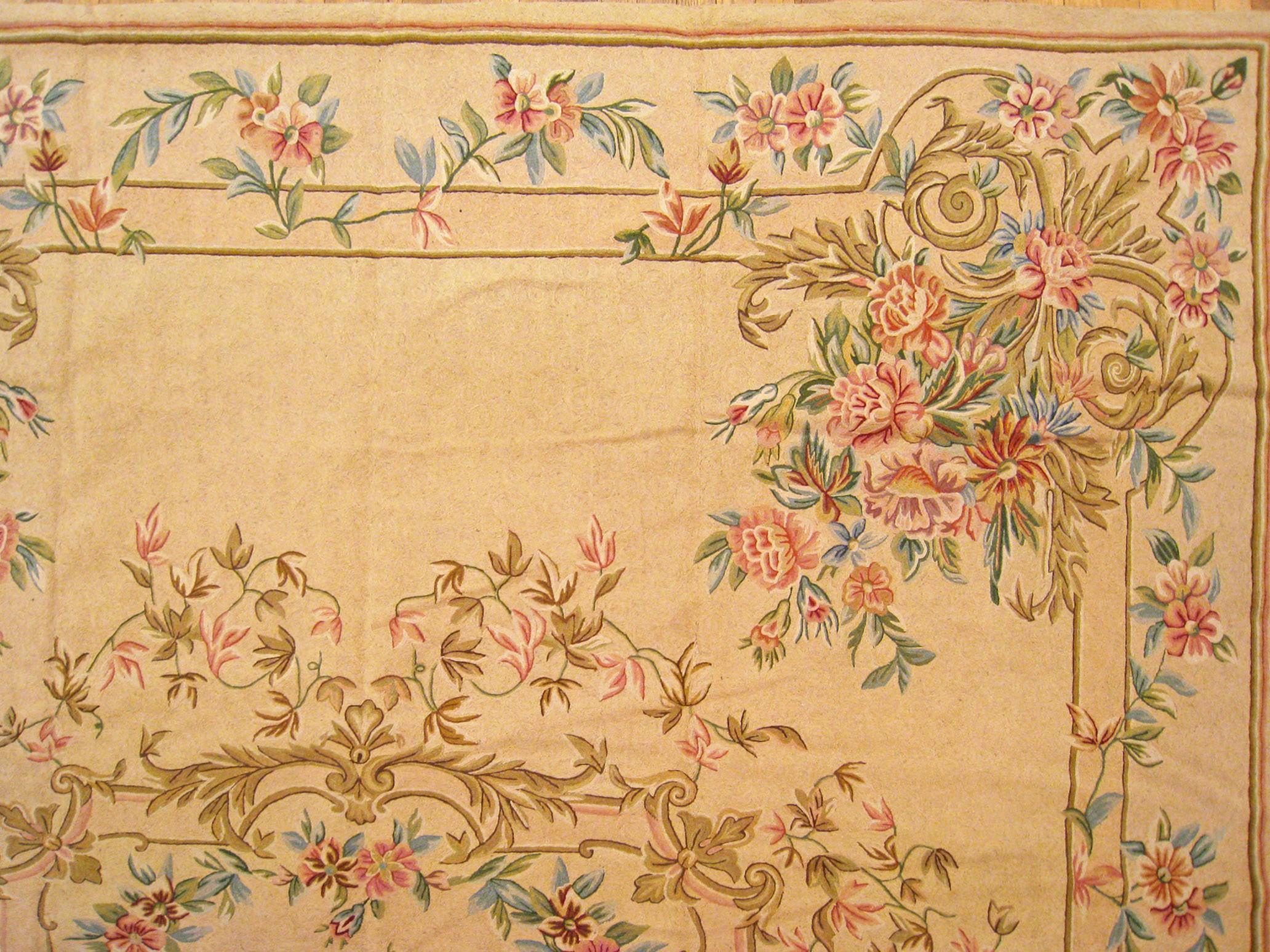 Indischer Vintage-Teppich mit Kettenstich, in Zimmergre, mit Medaillon und Blumen  im Angebot 2