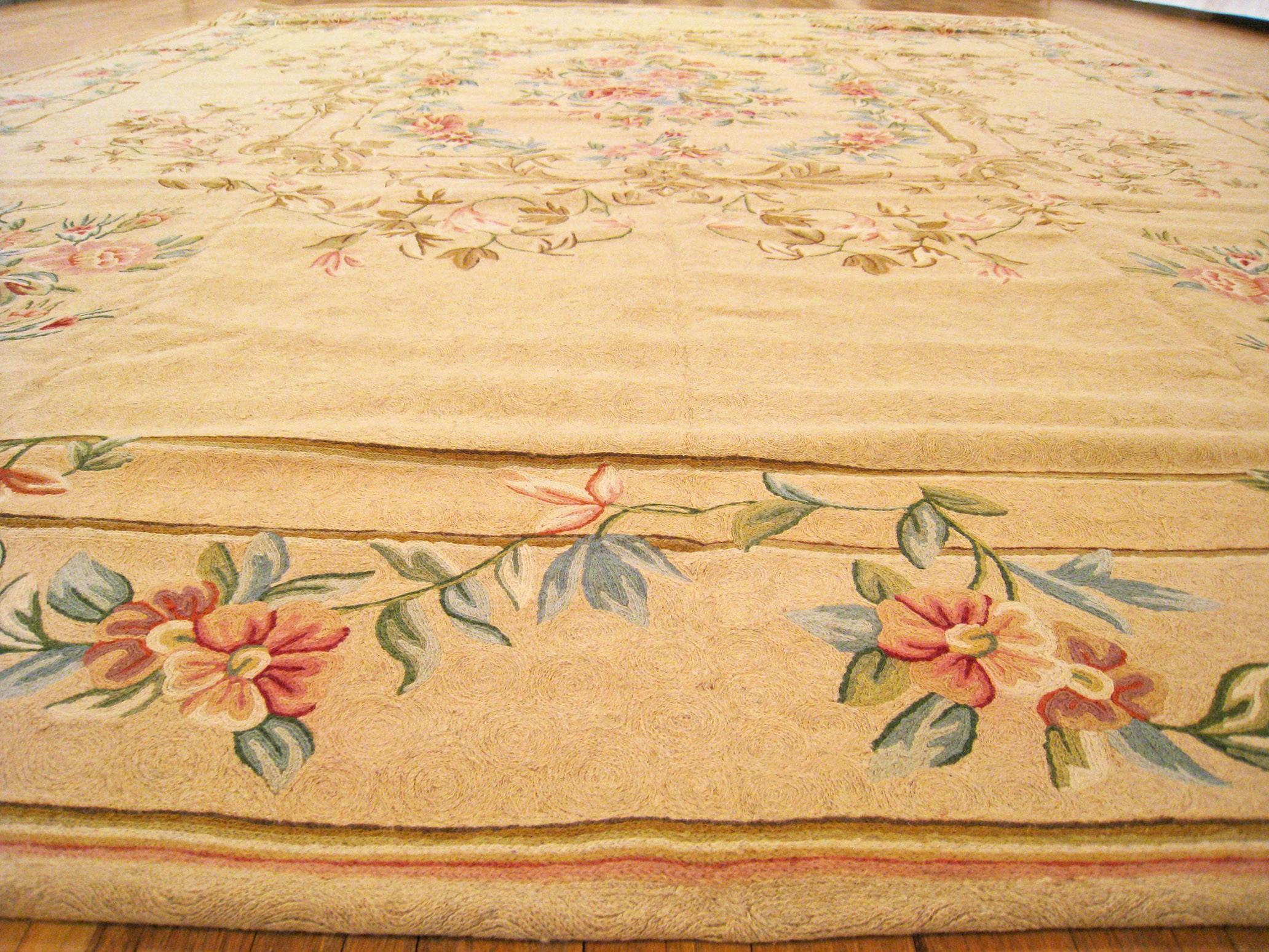 Indischer Vintage-Teppich mit Kettenstich, in Zimmergre, mit Medaillon und Blumen  im Angebot 3
