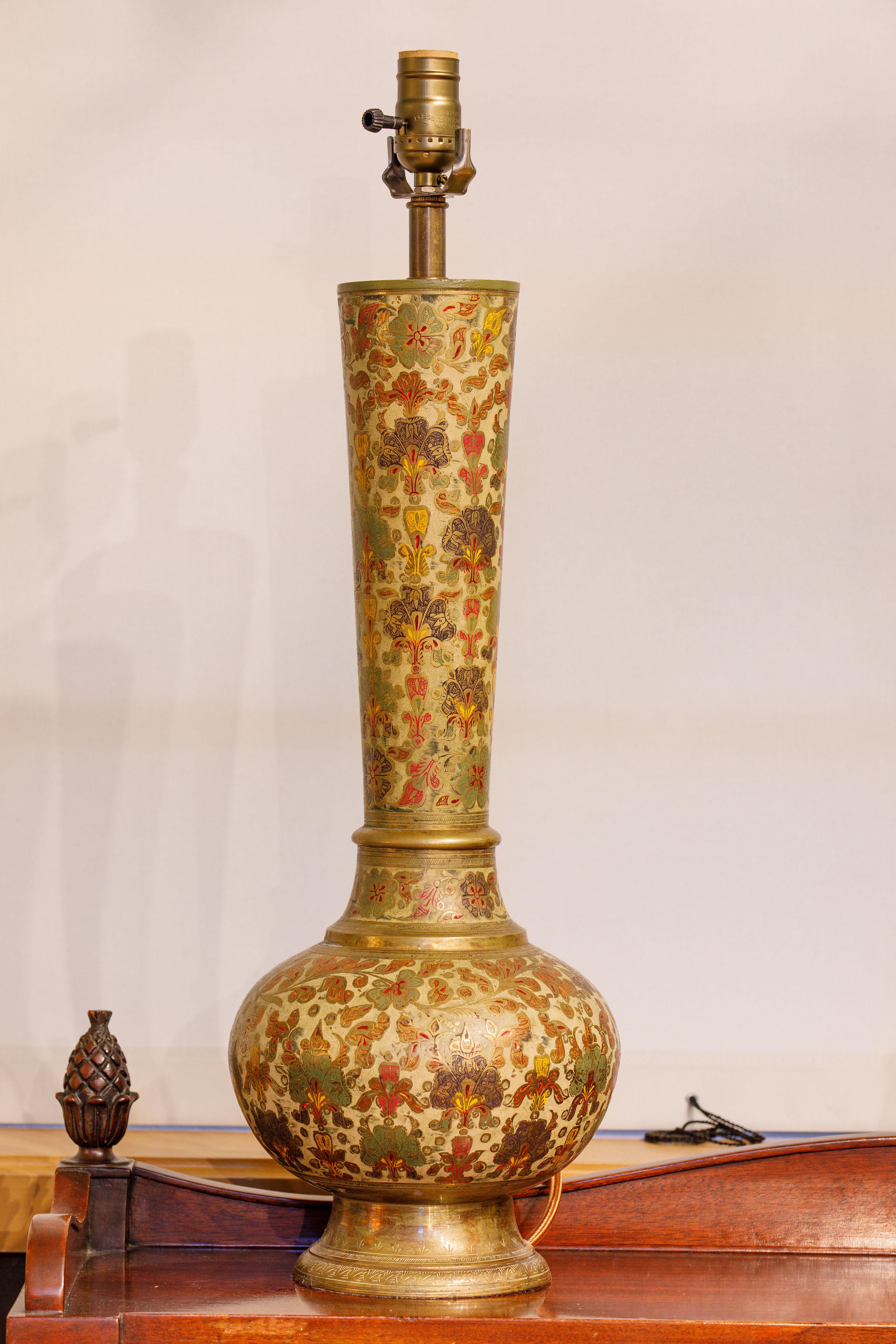 Diese Lampe ist 21 Zoll hoch. Die Basis misst 5 Zoll und an der breitesten Stelle ist die Lampe 8 Zoll breit. Die Vase, aus der diese Lampe gefertigt wurde, wurde als Souvenir aus Indien mit in die USA gebracht. Sie wurde in Houston als Lampe