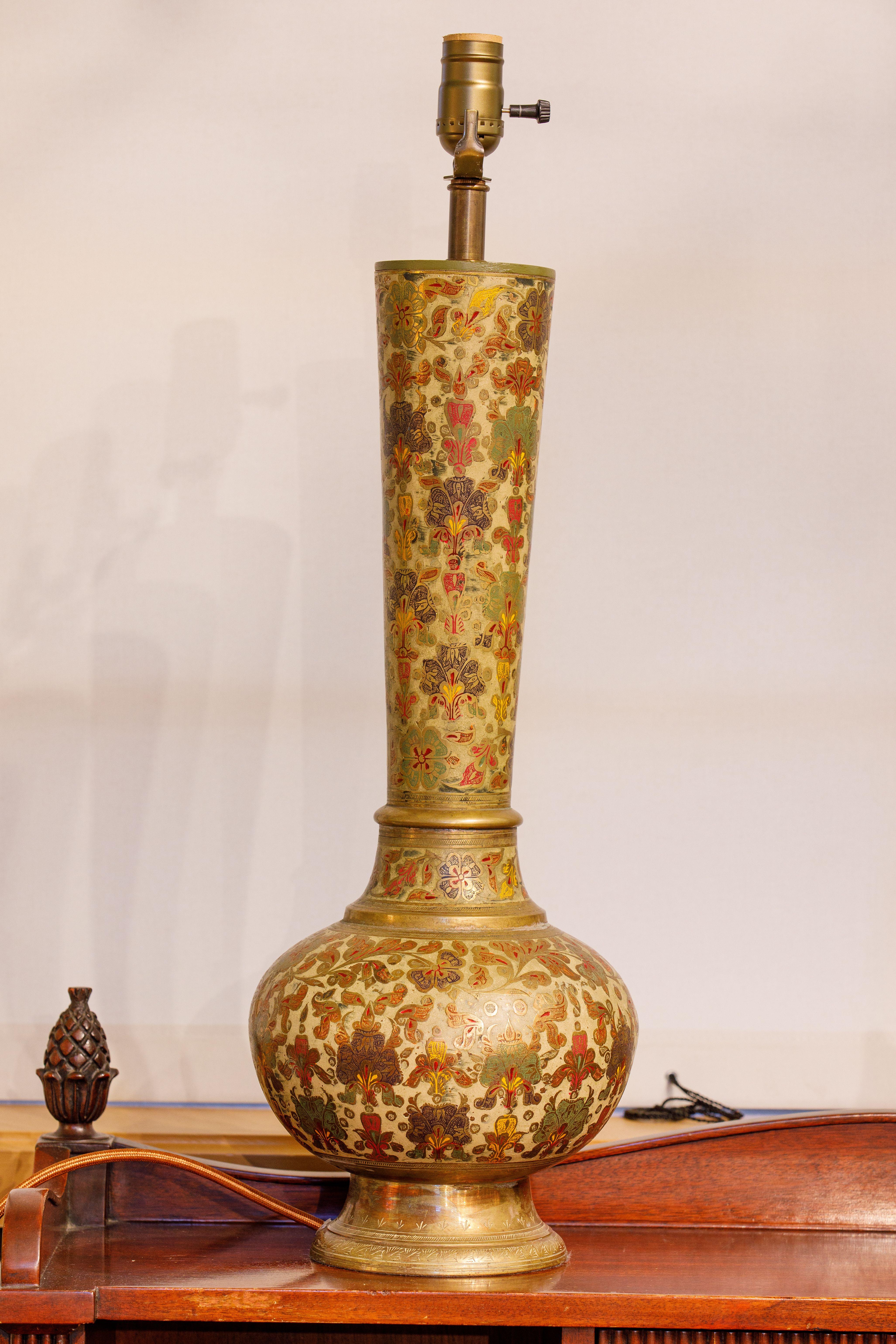 Vintage Indian Bunte emaillierte Messing Tischlampe (Emailliert) im Angebot