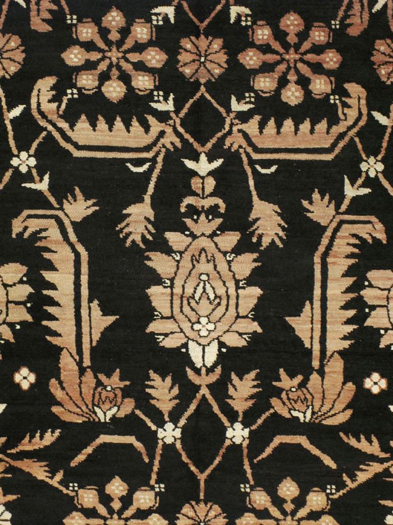 Ein alter indischer Agra-Teppich aus Baumwolle. Die meisten Baumwoll-Agras aus Nordindien haben einen sanften Farbton, aber dieses ungewöhnliche Exemplar hat eine reiche Palette von Schwarz, Sand und Himmelblau und ein starkes zentrales Muster mit