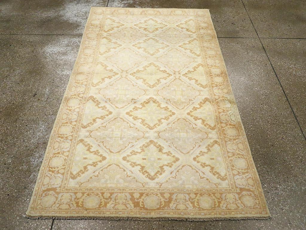 Un tapis vintage indien en coton Agra du deuxième quart du 20ème siècle.