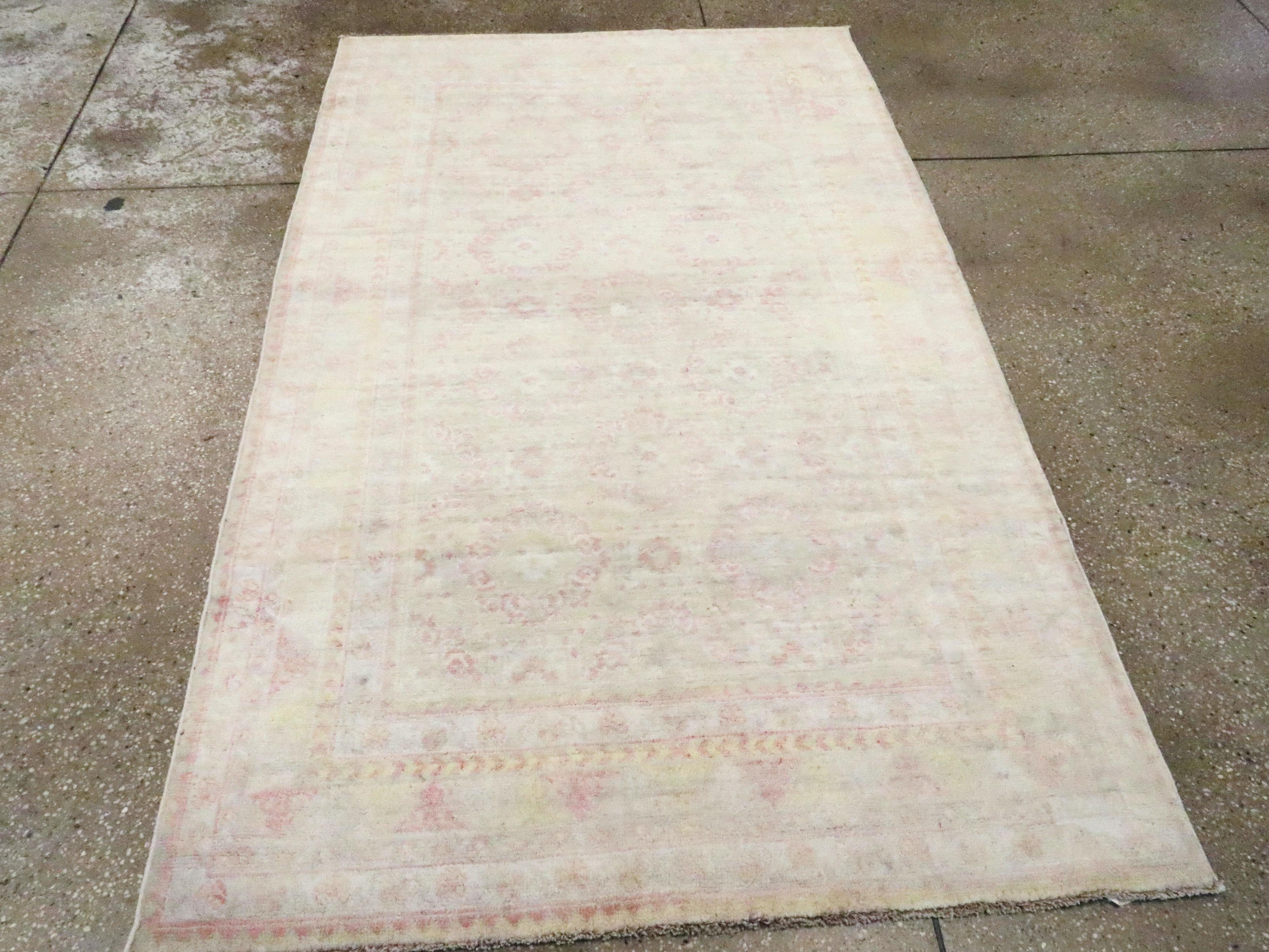 Vintage Indian Cotton Agra Rug In Good Condition For Sale In New York, NY