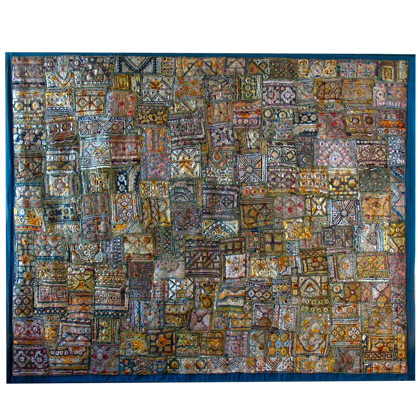 Arazzo decorativo indiano d
epoca ricamato a patchwork in vendita