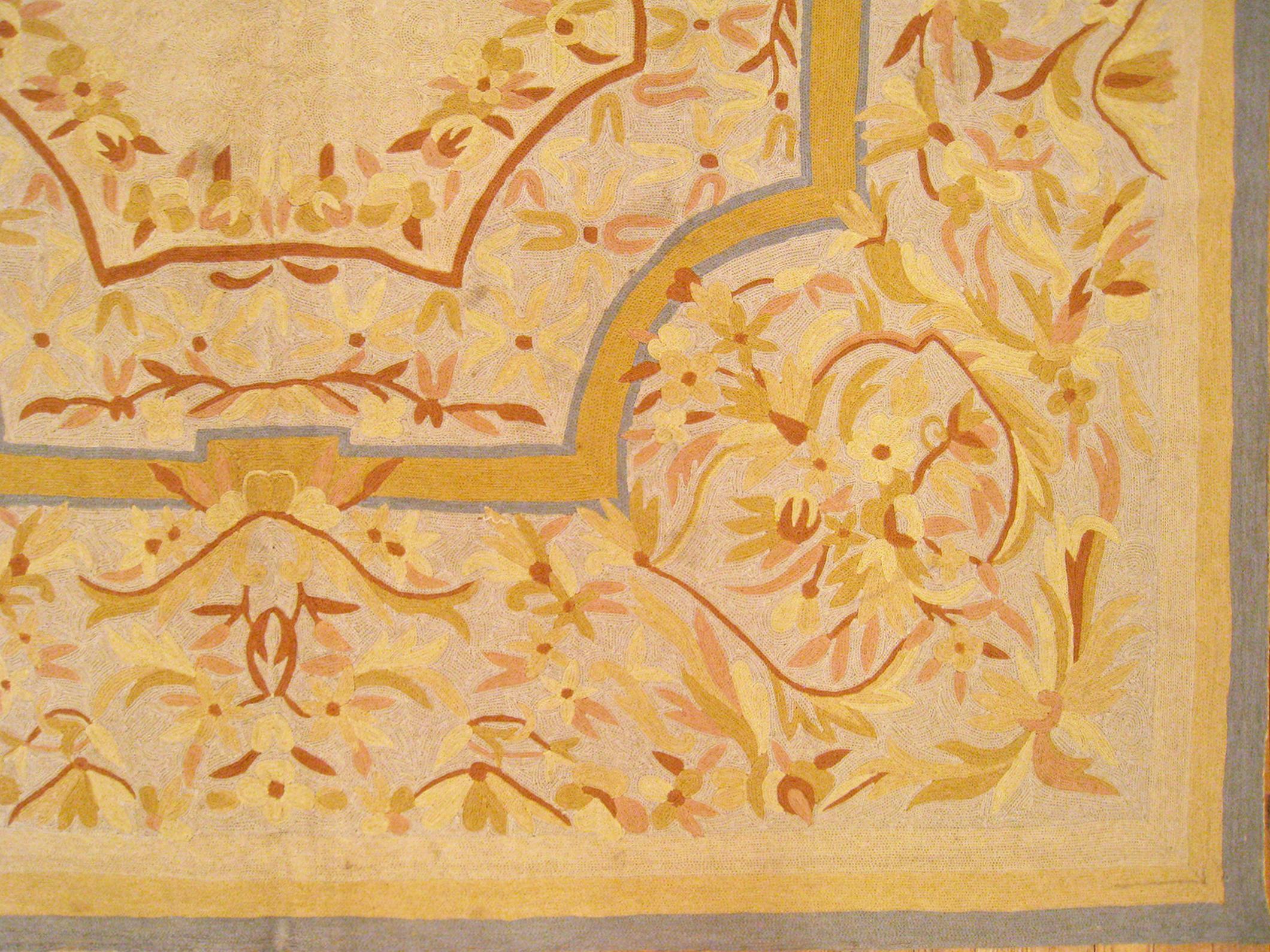 Indischer dekorativer orientalischer Vintage-Teppich mit Kettenstich in Zimmergröße (Mitte des 20. Jahrhunderts) im Angebot