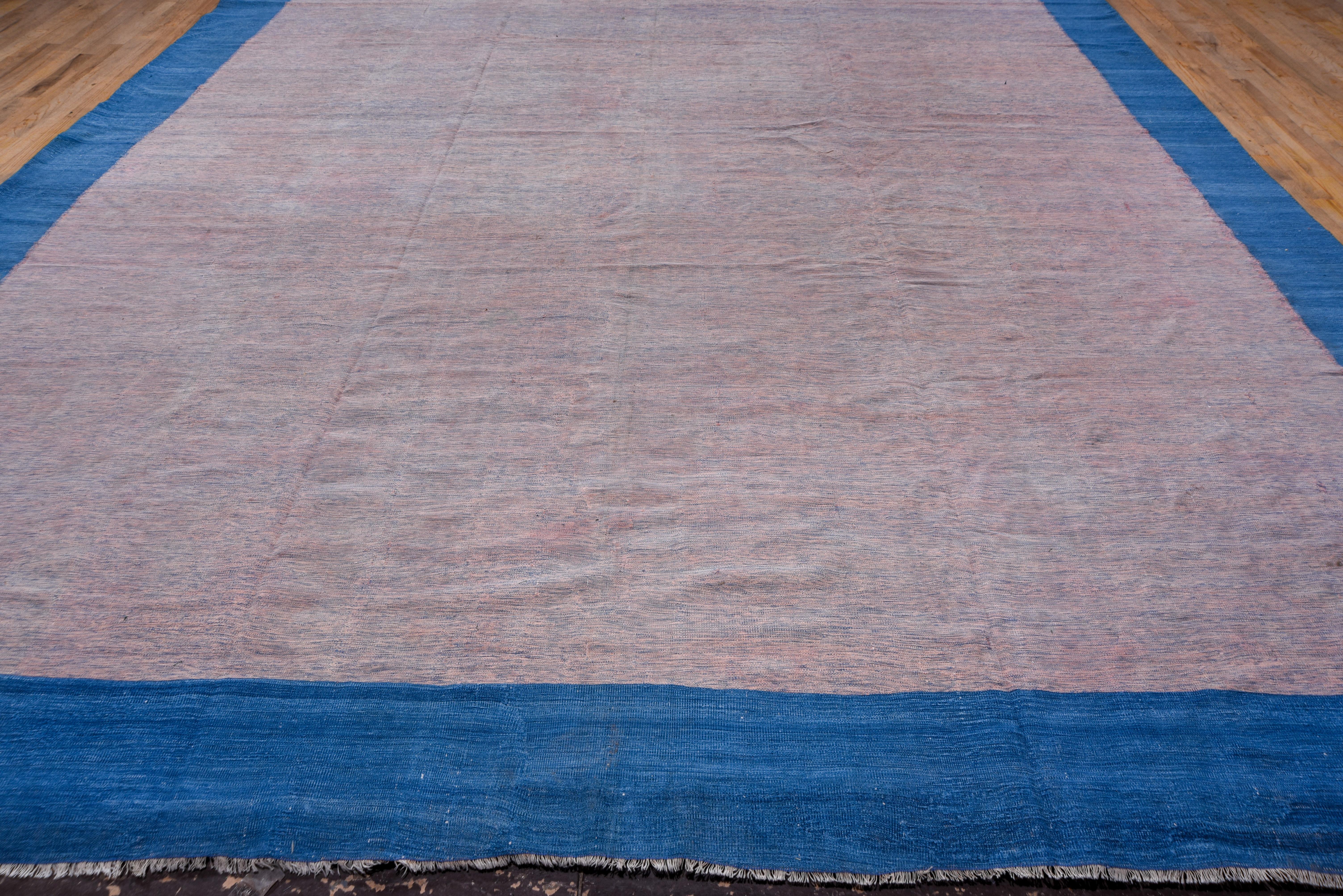 Tissé à la main Grand tapis indien Dhurrie vintage, terrain ouvert rose, bordure bleu royal, vers 1960 en vente