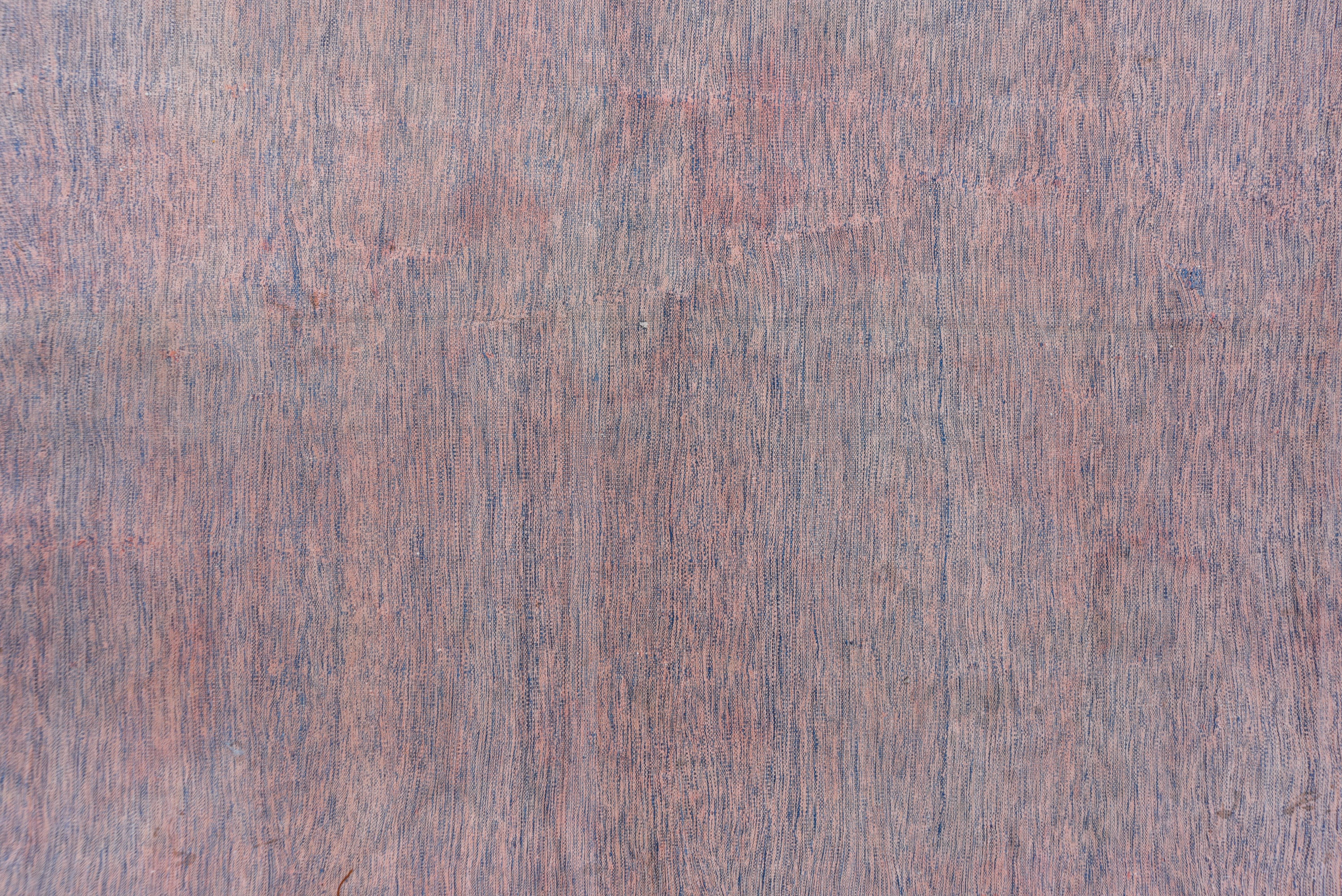 Grand tapis indien Dhurrie vintage, terrain ouvert rose, bordure bleu royal, vers 1960 Bon état - En vente à New York, NY