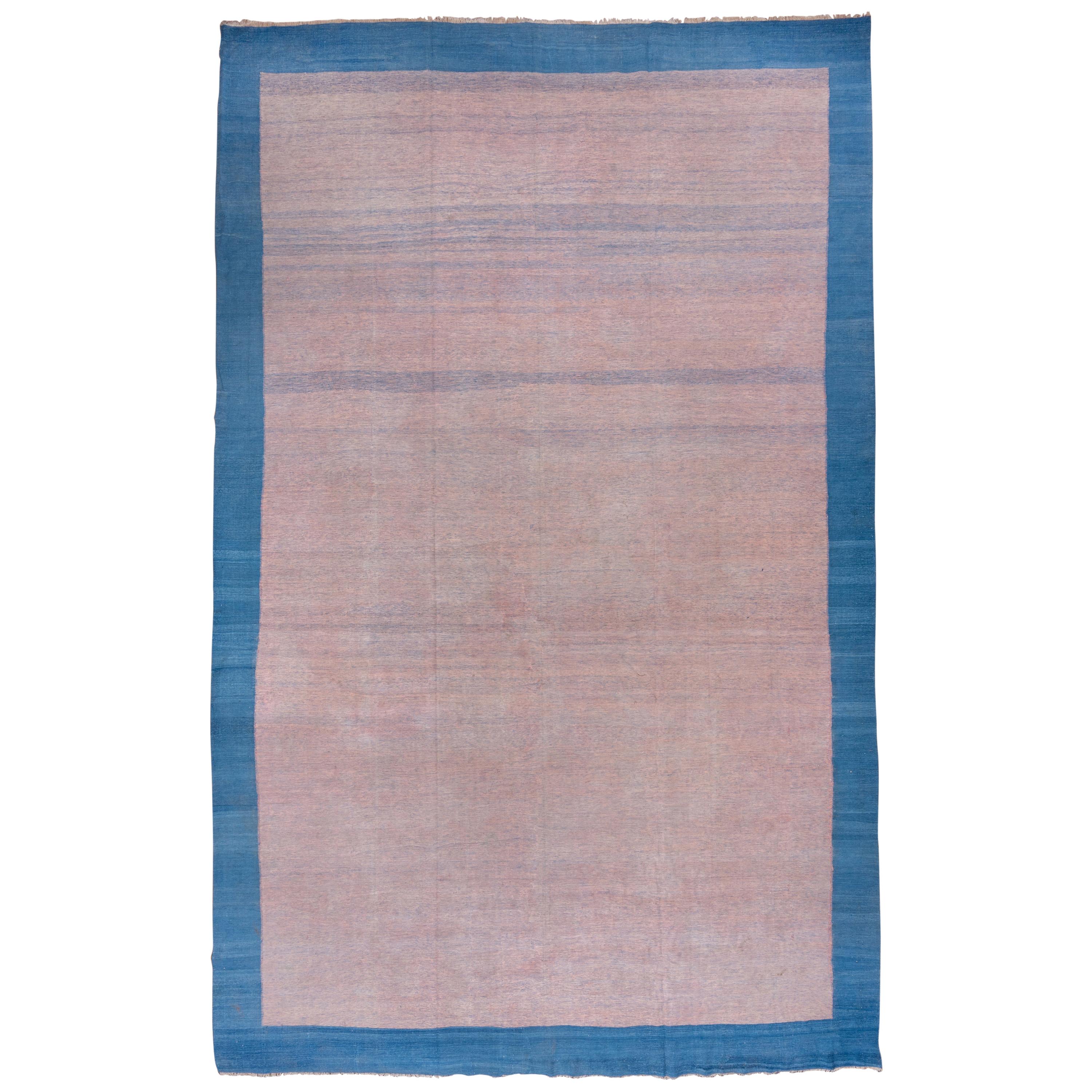 Grand tapis indien Dhurrie vintage, terrain ouvert rose, bordure bleu royal, vers 1960 en vente