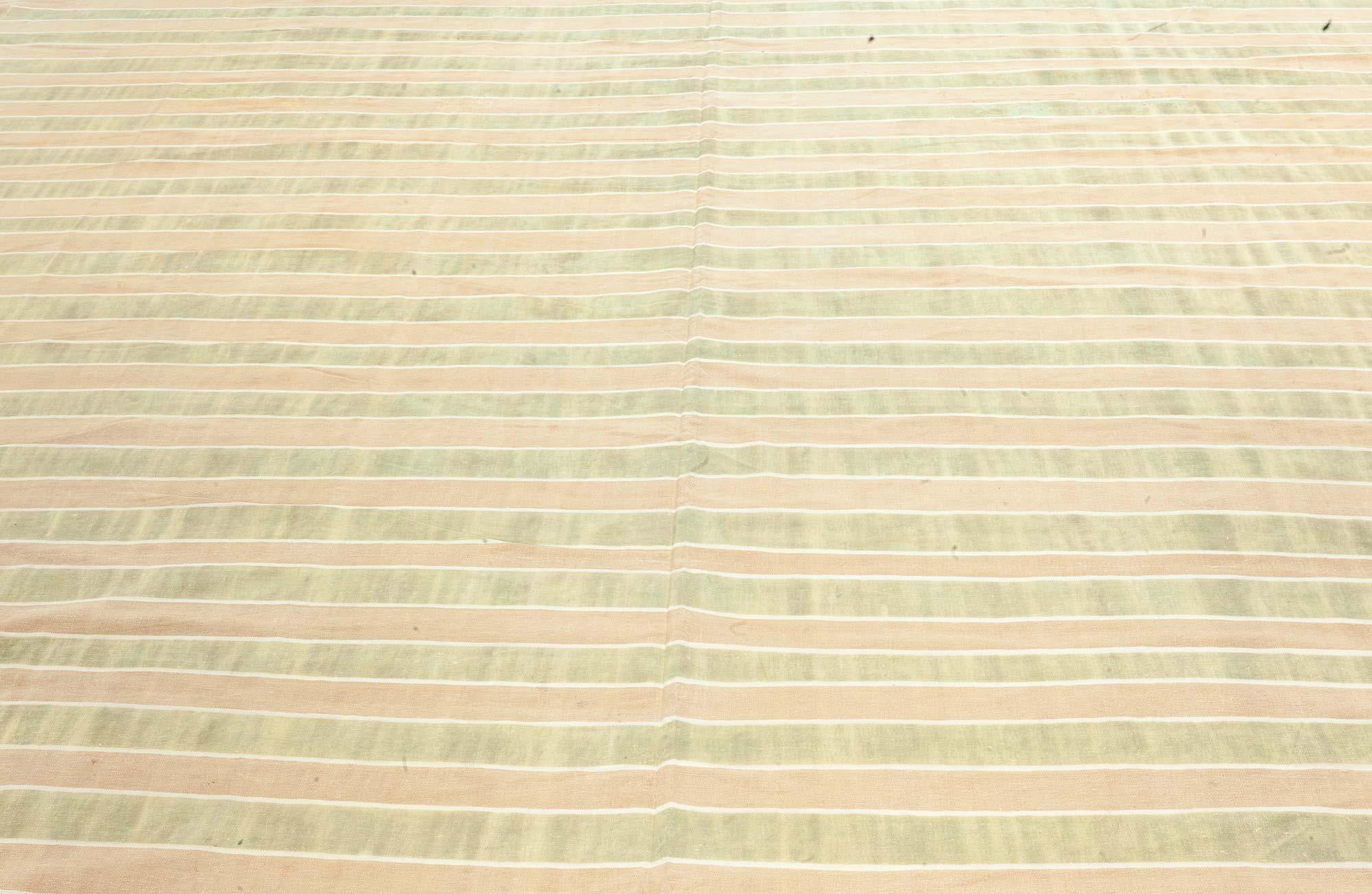 Indischer Dhurrie-Teppich in Olivgrün und warmem Beige, Vintage (Moderne der Mitte des Jahrhunderts) im Angebot