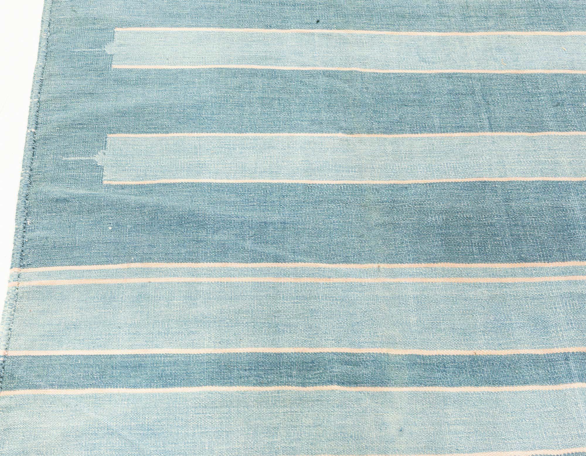 Vintage Indian Dhurrie Gestreift Blau Beige Elfenbein Teppich (Handgewebt) im Angebot